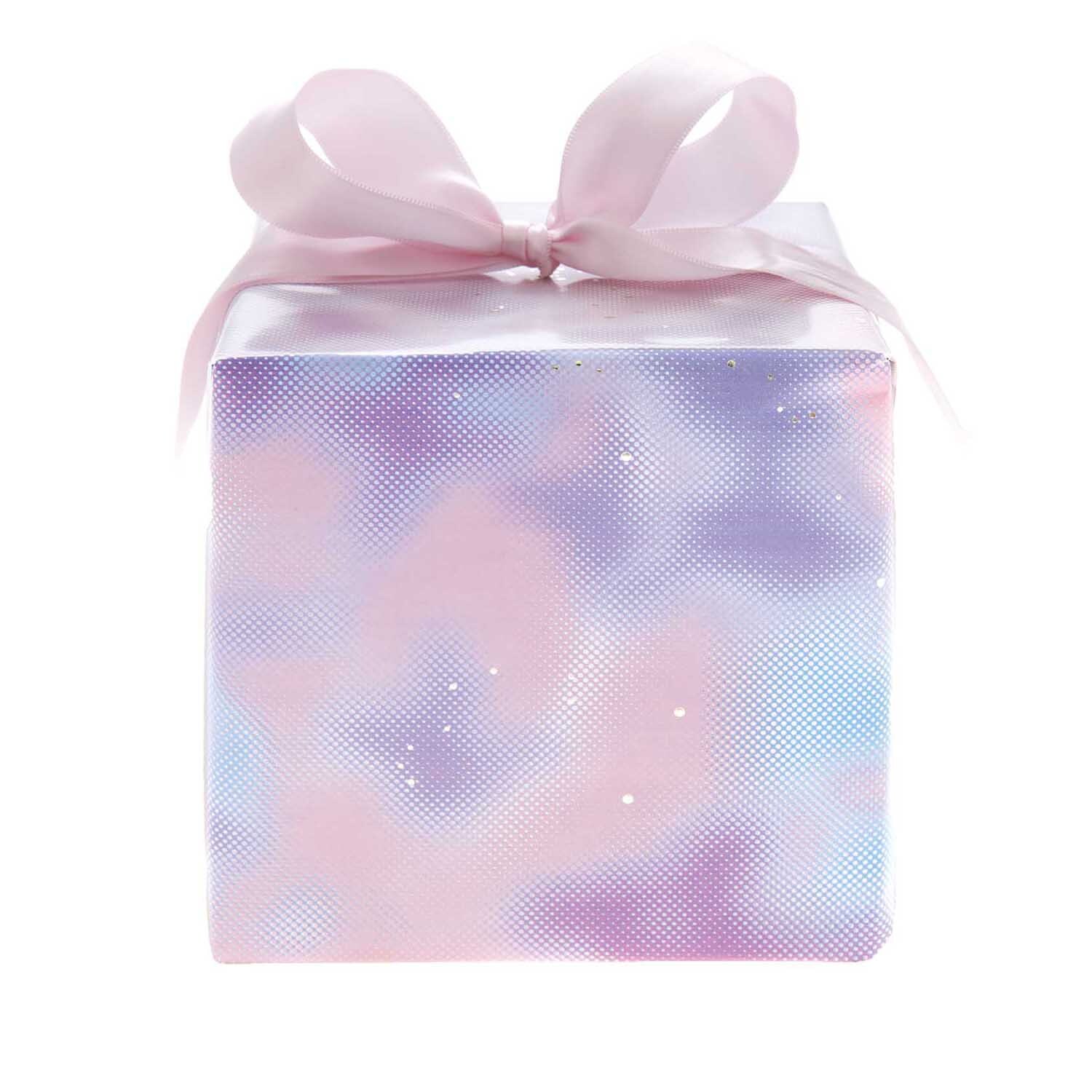 Paper Poetry Geschenkpapier Blurry Blue 70cm 2m 80g/m² von Rico Design Paper Poetry Geschenkpapier zeigt ein verschwommenes blaues Muster, verpackt mit rosa Schleife. Ideal für stilvolle Geschenke. Marke: Rico Design.