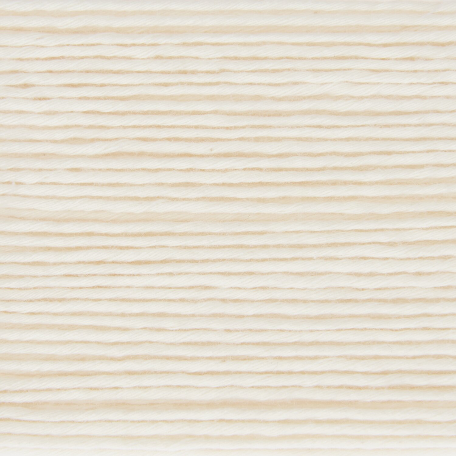 Essentials Organic Cotton dk 50g 105m Couleur Crème from Rico Design Essentials Organic Cotton dk von Rico Design in Creme, 50g Knäuel mit 105m Länge, ideal für nachhaltige Strickprojekte.