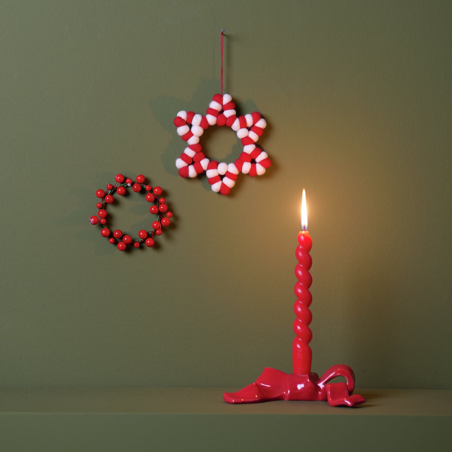 Keramik Kerzenhalter Schleife 4,5x18x12cm Farbe Rot von Rico Design Aufhänger Filzkugeln Stern Rot/Weiß und Beerenkranz an Wand, Keramik Kerzenhalter mit brennender Kerze.