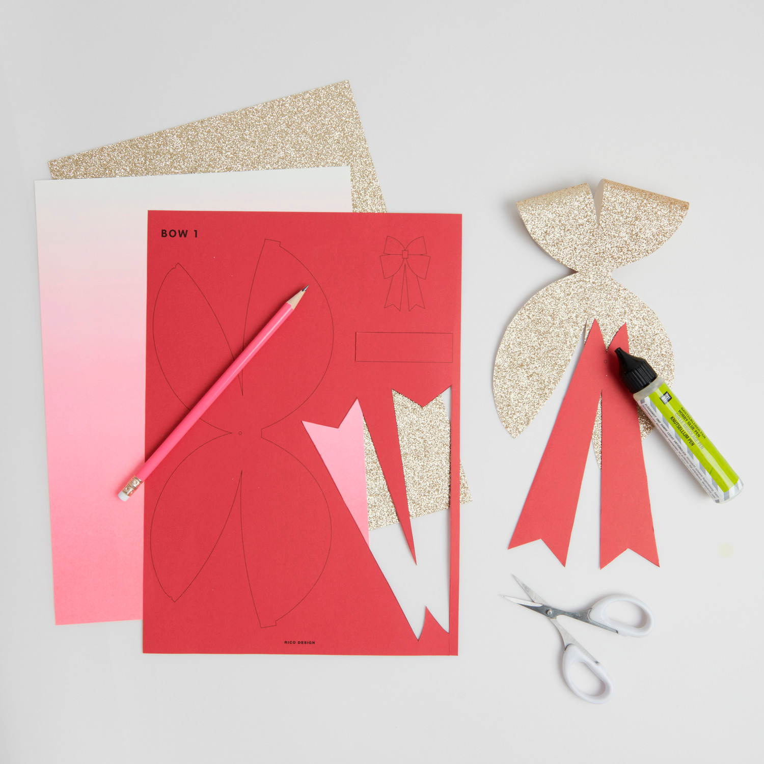 Paper Poetry bloc de papier de bricolage Put a Bow on it 12 feuilles from Rico Design Paper Poetry Bastelpapierblock Put a Bow on It: Rotes und glitzerndes Papier mit Schere und Kleber für kreative Bastelprojekte.