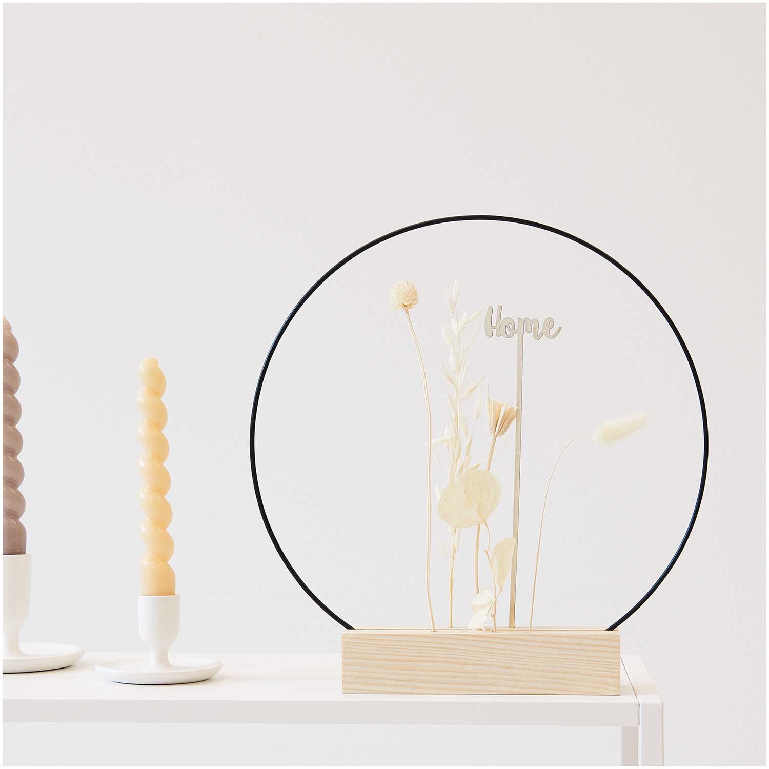 Holzpicker Home 23,6x4,7cm von Rico Design Holzpicker Home 23,6x4,7cm von Rico Design zeigt einen minimalistischen Holzrahmen mit Trockenblumen und dem Schriftzug "Home".