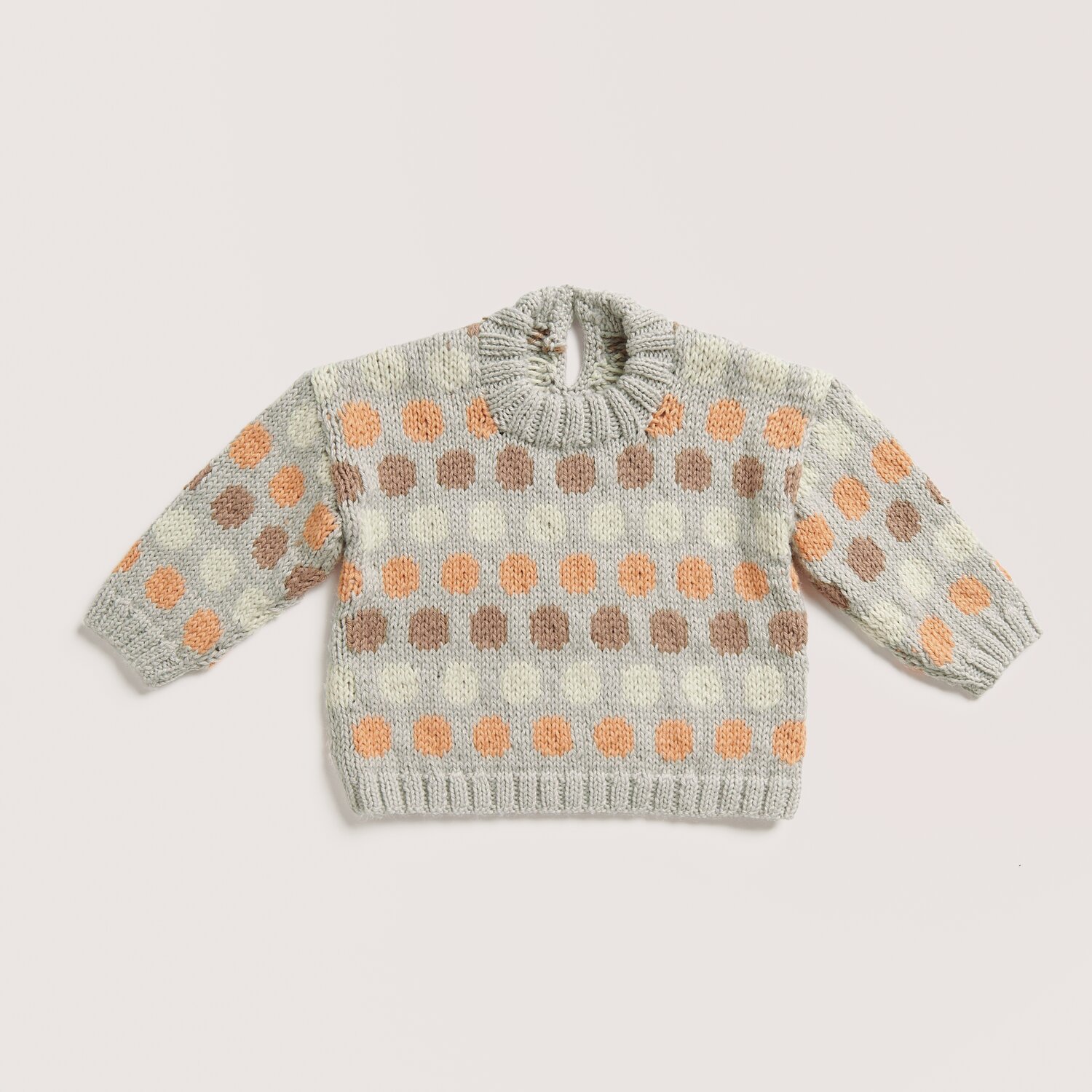 Strickset Pullover Modell 05 aus Baby 042 in Silbergrau mit buntem Punktmuster aus Apricot und Nougat. Perfekt für stilvolle Kinderbekleidung.