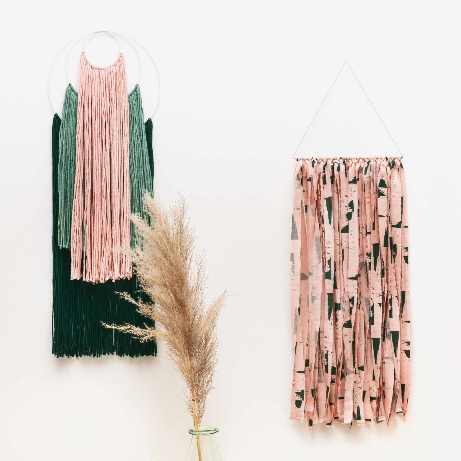 Metallring weiß matt mit grün-rosa Wanddeko von Rico Design, daneben rosa-gemusterte Stoffstreifen.