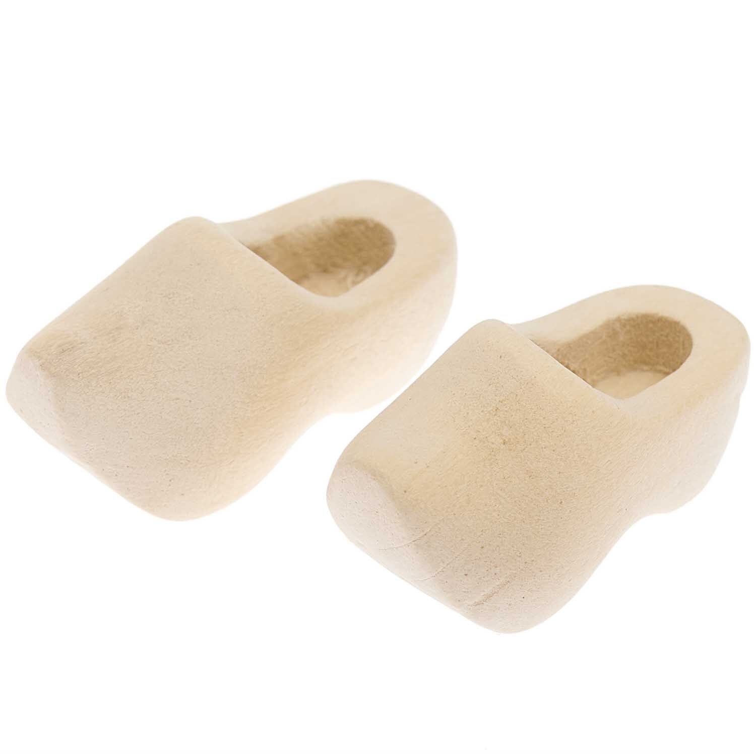Miniatur Holzschuhe aus Holz, 3x1,5x1,5cm, von Rico Design. Zwei naturfarbene, detailreiche Schuhe.