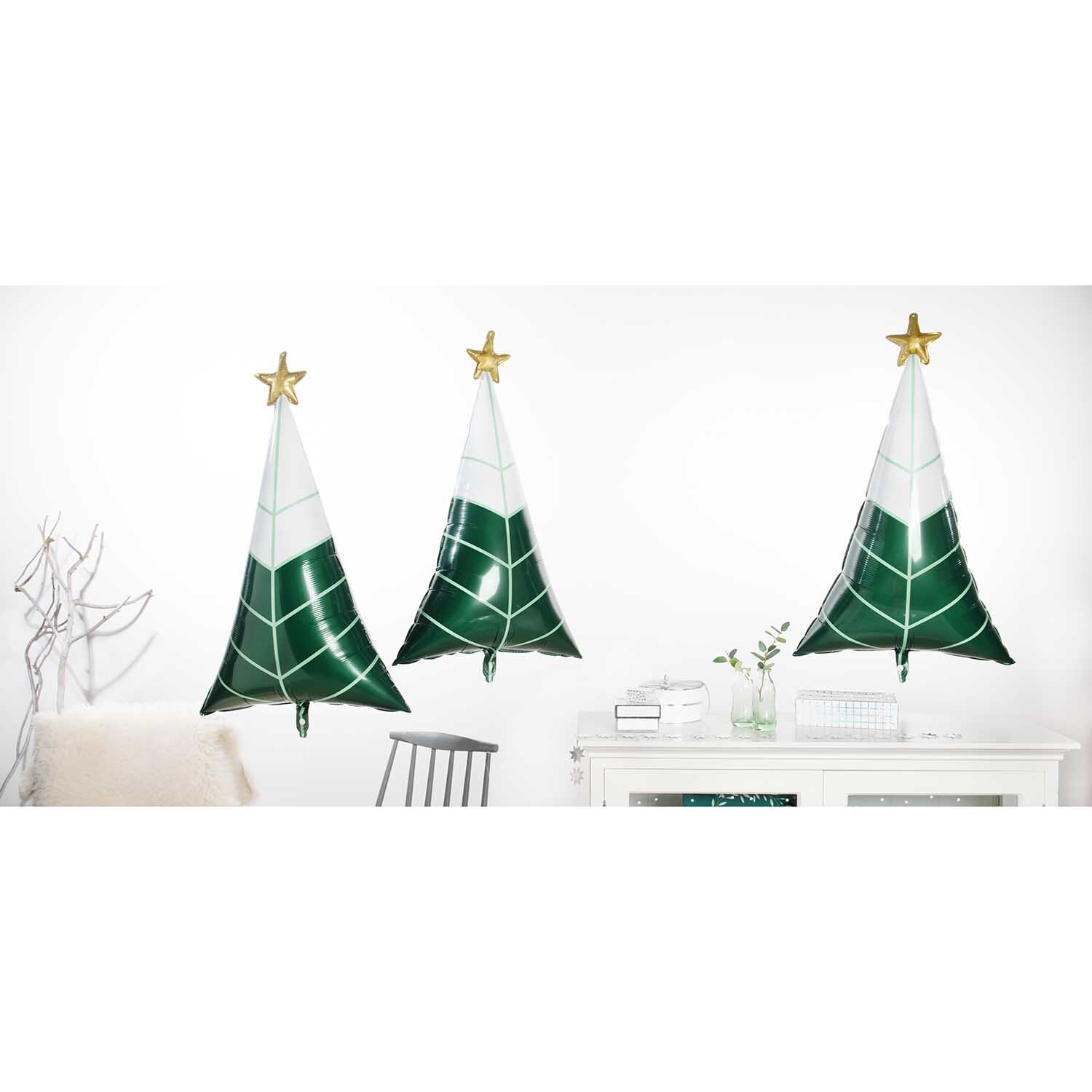 Folienballon Tannenbaum 65x110cm von Rico Design Folienballon Tannenbaum von Rico Design: Drei grüne Ballons in Tannenbaumform mit goldenen Sternen an der Spitze, dekorativ im Raum platziert.