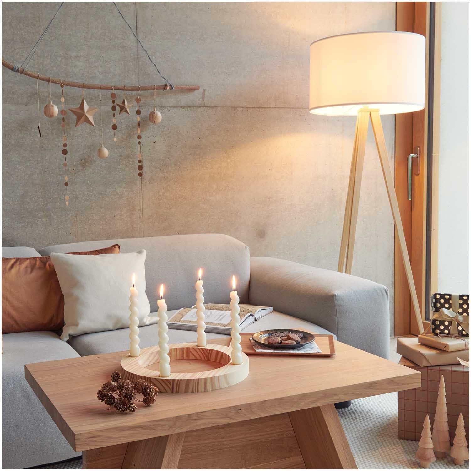 Adventskranz Holz natur Größe 30x30x3cm von Rico Design Adventskranz Holz natur auf einem Tisch in einem gemütlichen Wohnzimmer mit moderner Dekoration.