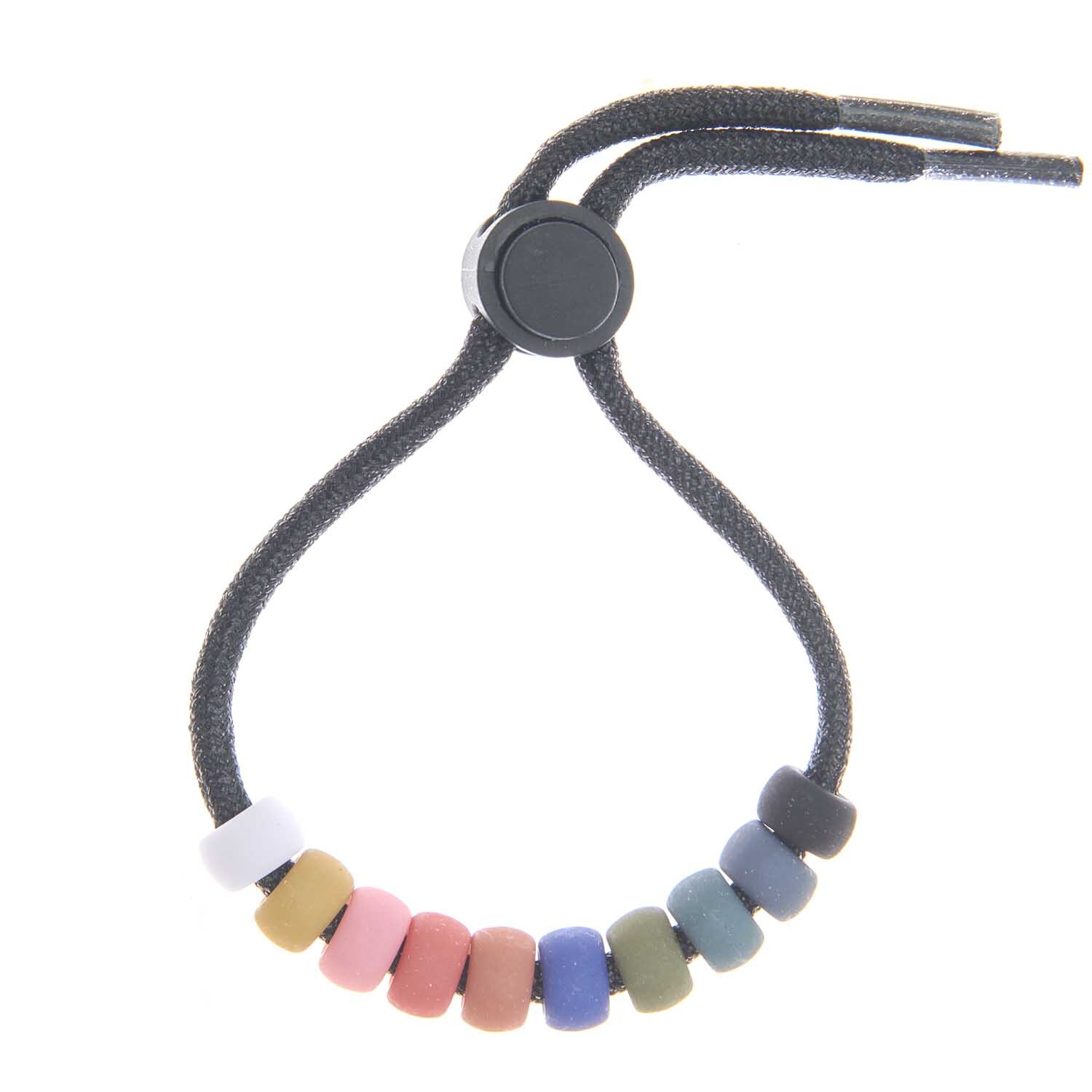 itoshii - Ponii Beads matt Erdfarben dunkel 9x6mm 400 Stück von Rico Design Itoshii - Ponii Beads in verschiedenen matten Erdfarben auf einem schwarzen Armband von Rico Design.