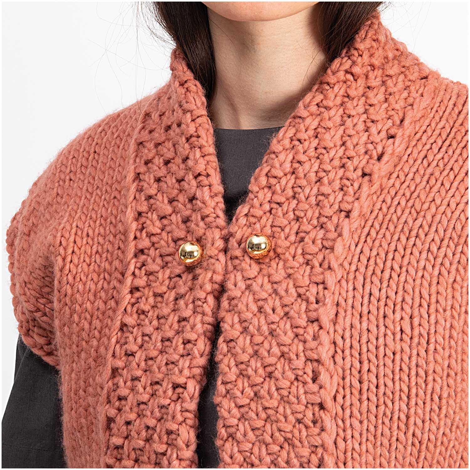 Zwei-Perlen-Pin 65mm 1 Stück Farbe Gold von Rico Design Zwei-Perlen-Pin 65mm an einem gestrickten, rosafarbenen Cardigan von Rico Design befestigt.