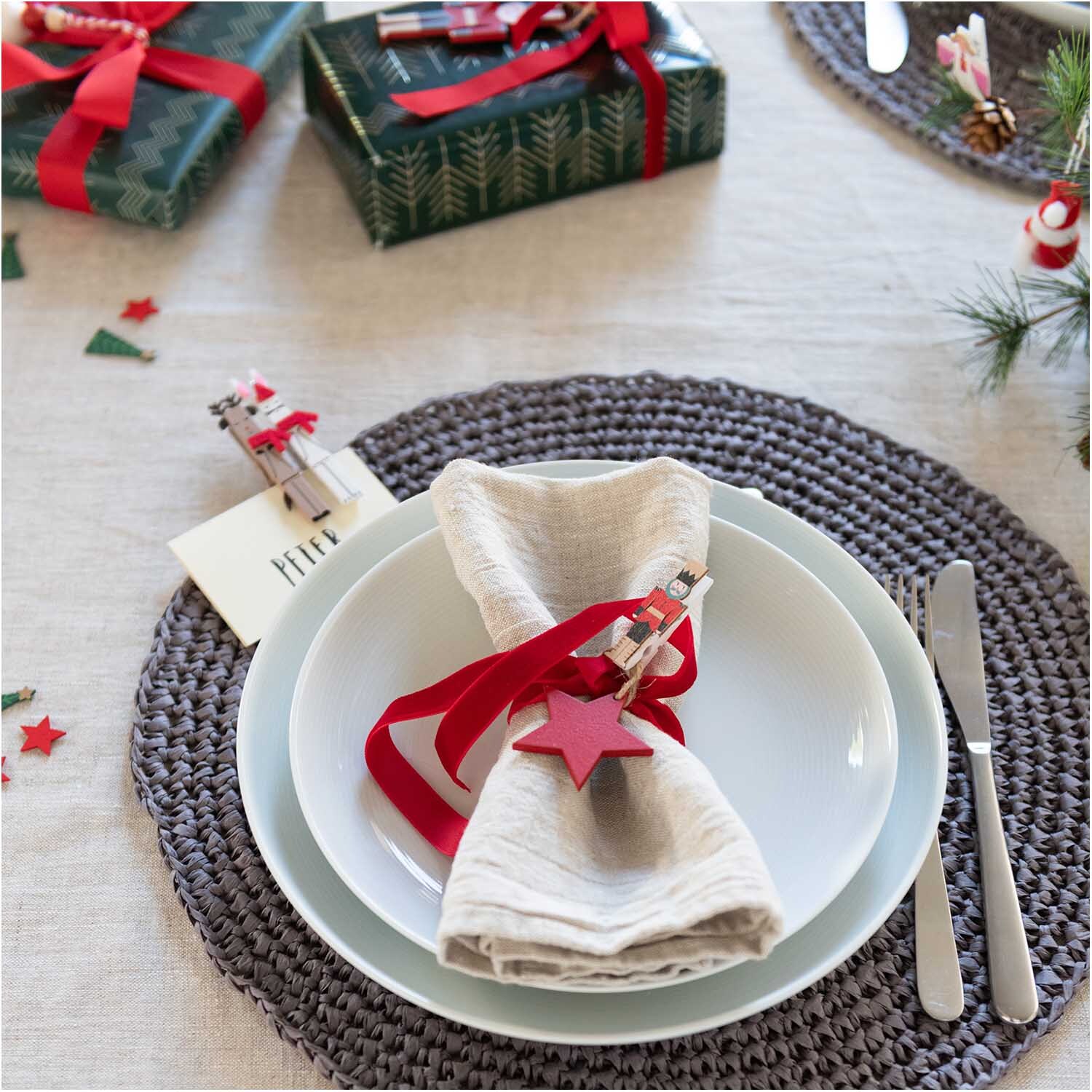 Dekoklammern Rentier Hase Mix 7cm 4 Stück von Rico Design Dekoklammern Rentier Hase Mix 7cm 4 Stück von Rico Design auf einem gedeckten Tisch mit Geschenk.