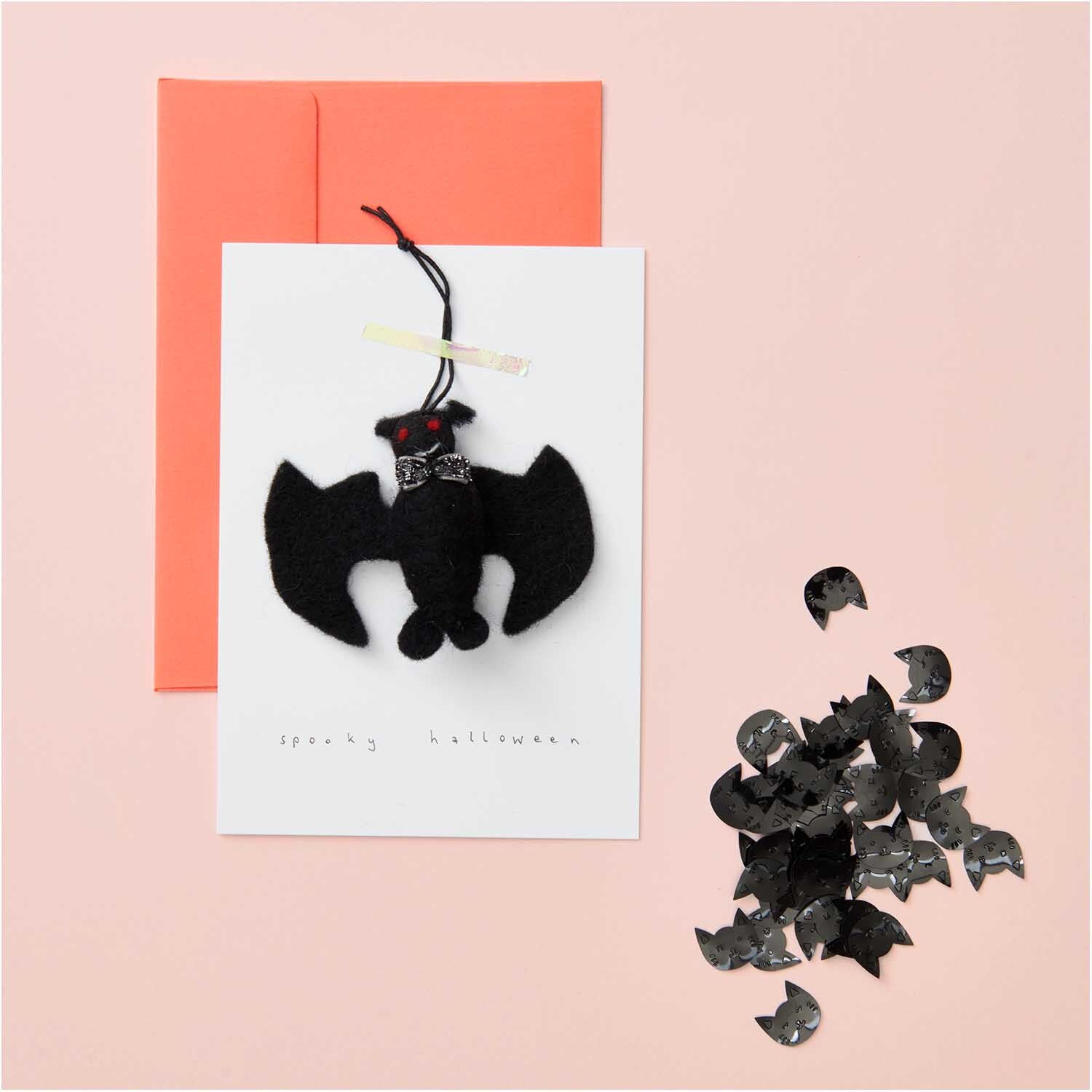 Fledermaus handgefilzt schwarz 9,5x7,5cm von Rico Design Fledermaus handgefilzt schwarz 9,5x7,5cm von Rico Design auf Karte mit Umschlag und Konfetti.