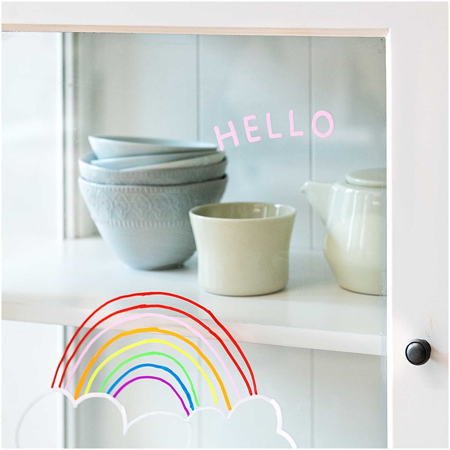 Kreidestifte Flüssigkreide Set Regenbogen 3mm 8 Farben von Rico Design Kreidestifte Flüssigkreide Set Regenbogen: Bunte Zeichnung auf Glas mit Geschirr im Hintergrund. Marke: Rico Design.