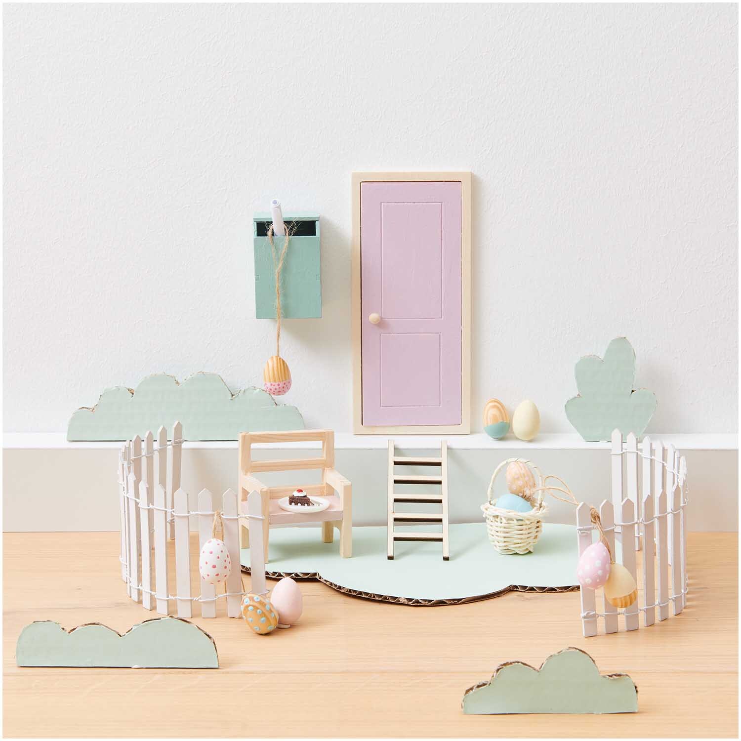 Miniatur Zaun 25x8,5cm Farbe Weiß von Rico Design Miniatur Zaun 25x8,5cm von Rico Design in einer dekorativen Szene mit Ostereiern und pastellfarbenen Elementen.