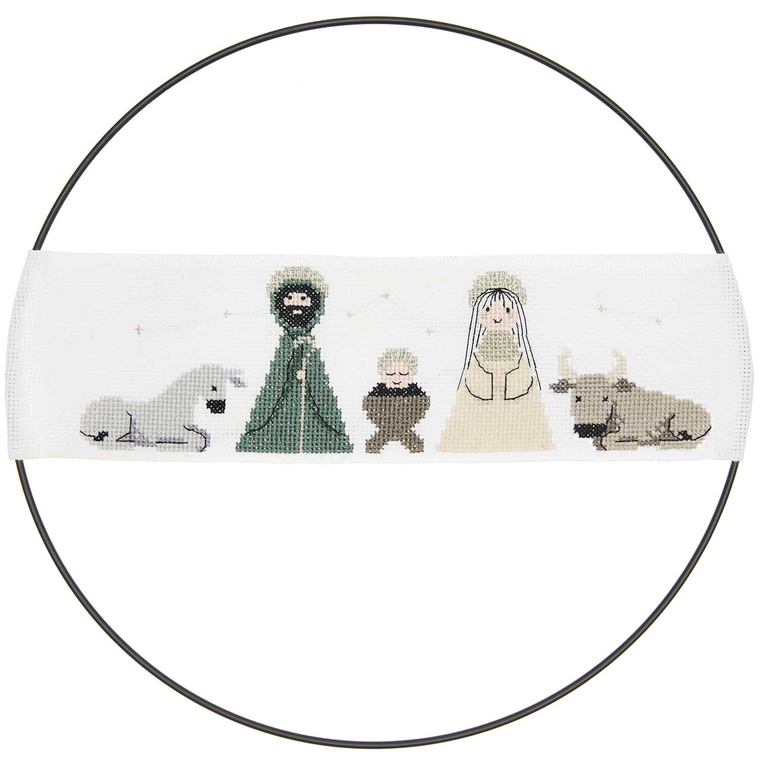 Stickpackung Band Krippe zeigt eine gestickte Krippenszene mit Figuren und Tieren von Rico Design.