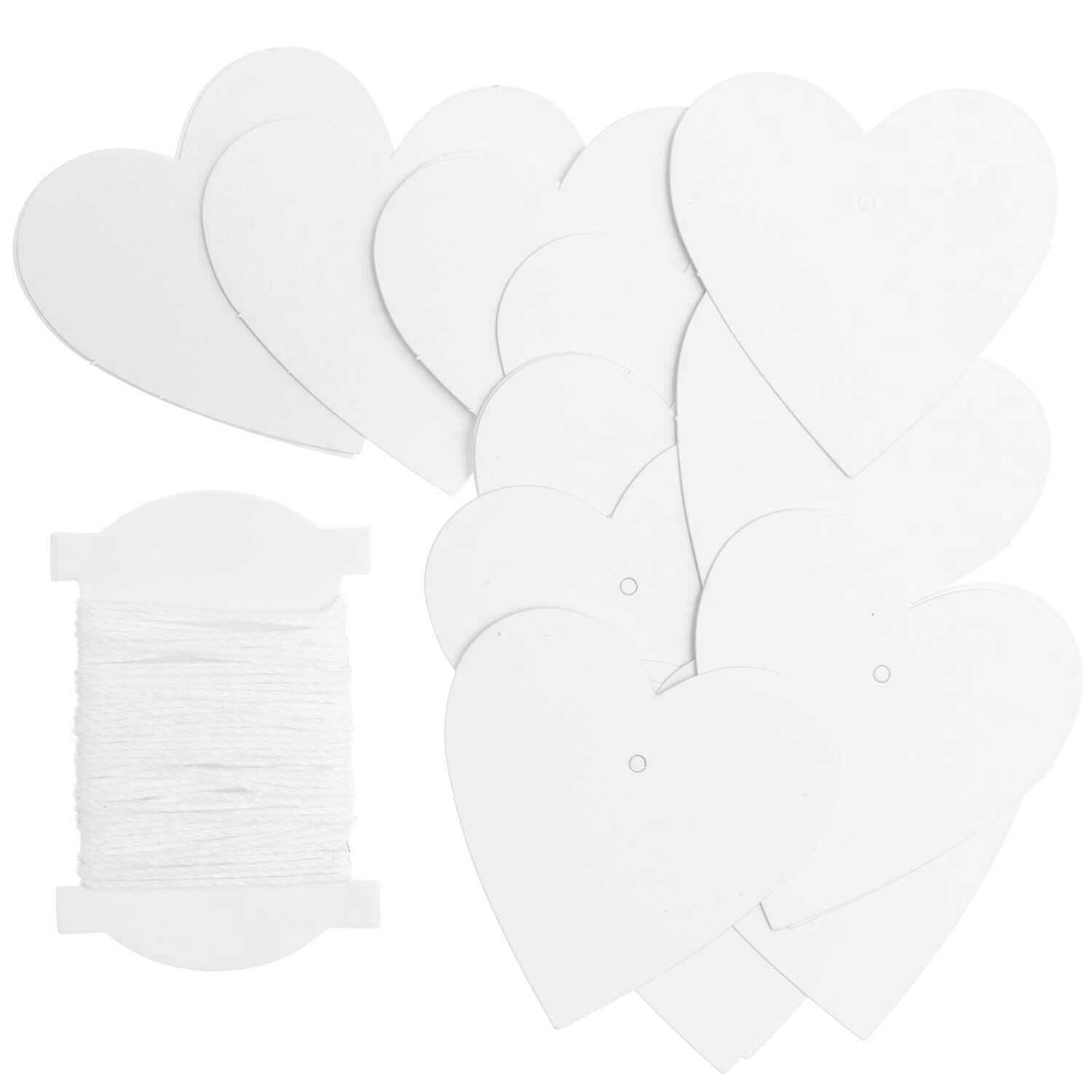 Paper Poetry Papieranhänger Herzen M 24 Stück: Weiße herzförmige Anhänger mit Schnur, ideal für kreative Bastelprojekte.