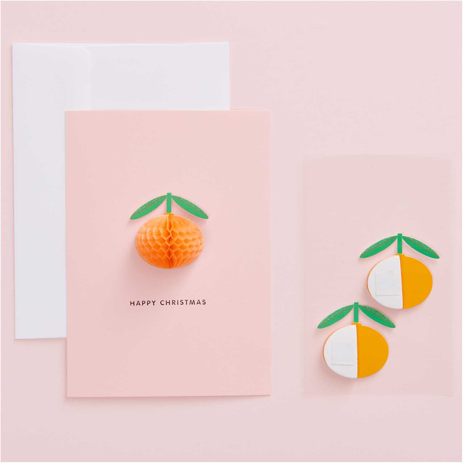 Paper Poetry Wabenpapiersticker Orangen 1 Blatt von Rico Design Paper Poetry Wabenpapiersticker Orangen auf rosa Karte mit grünem Blattdesign, ideal für kreative Weihnachtsdekorationen.