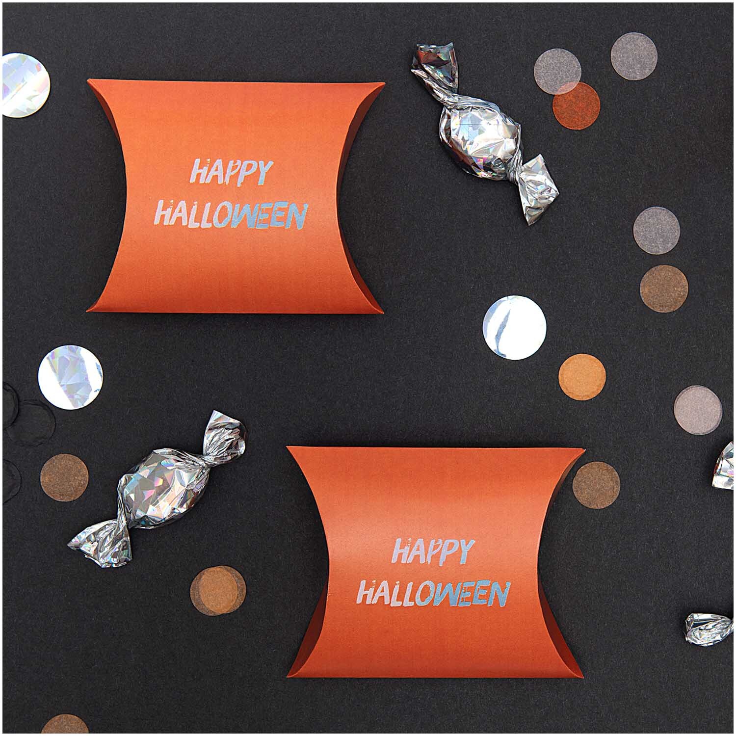 Paper Poetry Geschenkschachteln Happy Halloween 12x8cm 3 Stück von Rico Design Paper Poetry Geschenkschachteln in Orange mit "Happy Halloween"-Aufdruck, umgeben von Konfetti und Bonbons.
