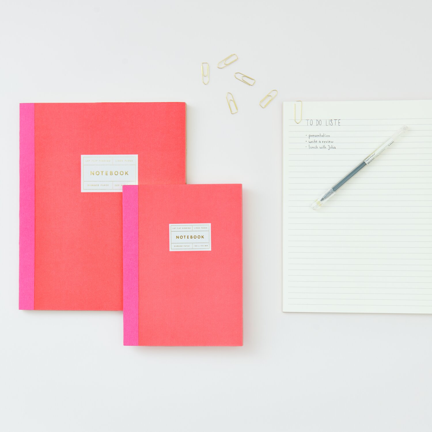 Paper Poetry Notizbuch L Goldrand Farbe Neonrot von Rico Design Paper Poetry Notizbuch S und L in Neonrot mit Goldrand von Rico Design neben einer To-Do-Liste und Büroklammern.