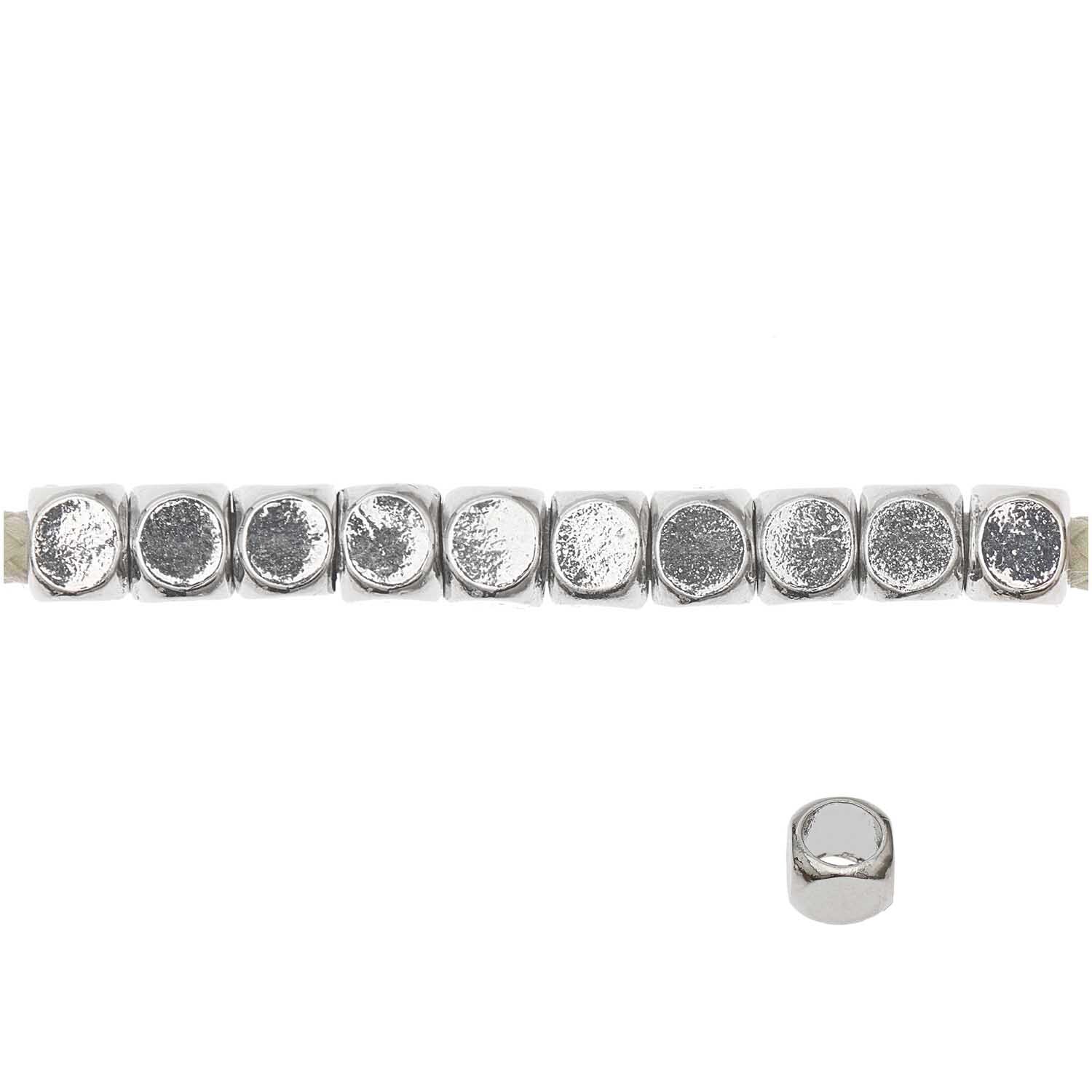 itoshii - Ponii Beads Würfel 5x5mm 20 Stück Farbe Silber von Rico Design itoshii - Ponii Beads Würfel in Silber, 5x5mm, 20 Stück von Rico Design. Zeigt glänzende, silberne Würfelperlen in einer Reihe.