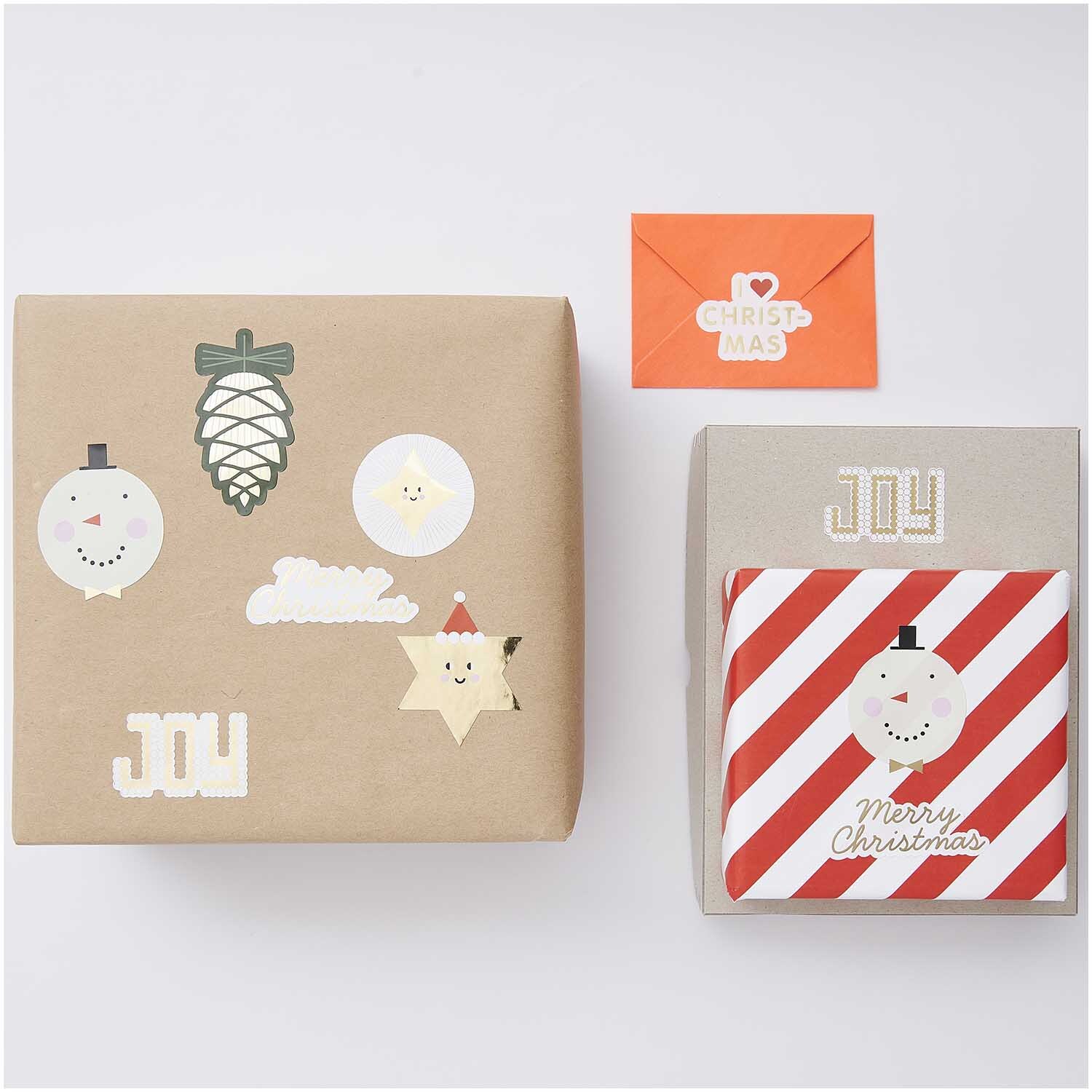 Paper Poetry Sticker Joy 5,5cm 120 Stück auf der Rolle Hot Foil von Rico Design Paper Poetry Sticker Joy 5,5cm 120 Stück auf der Rolle Hot Foil dekorieren Geschenke mit festlichen Motiven und einem kleinen roten Umschlag.