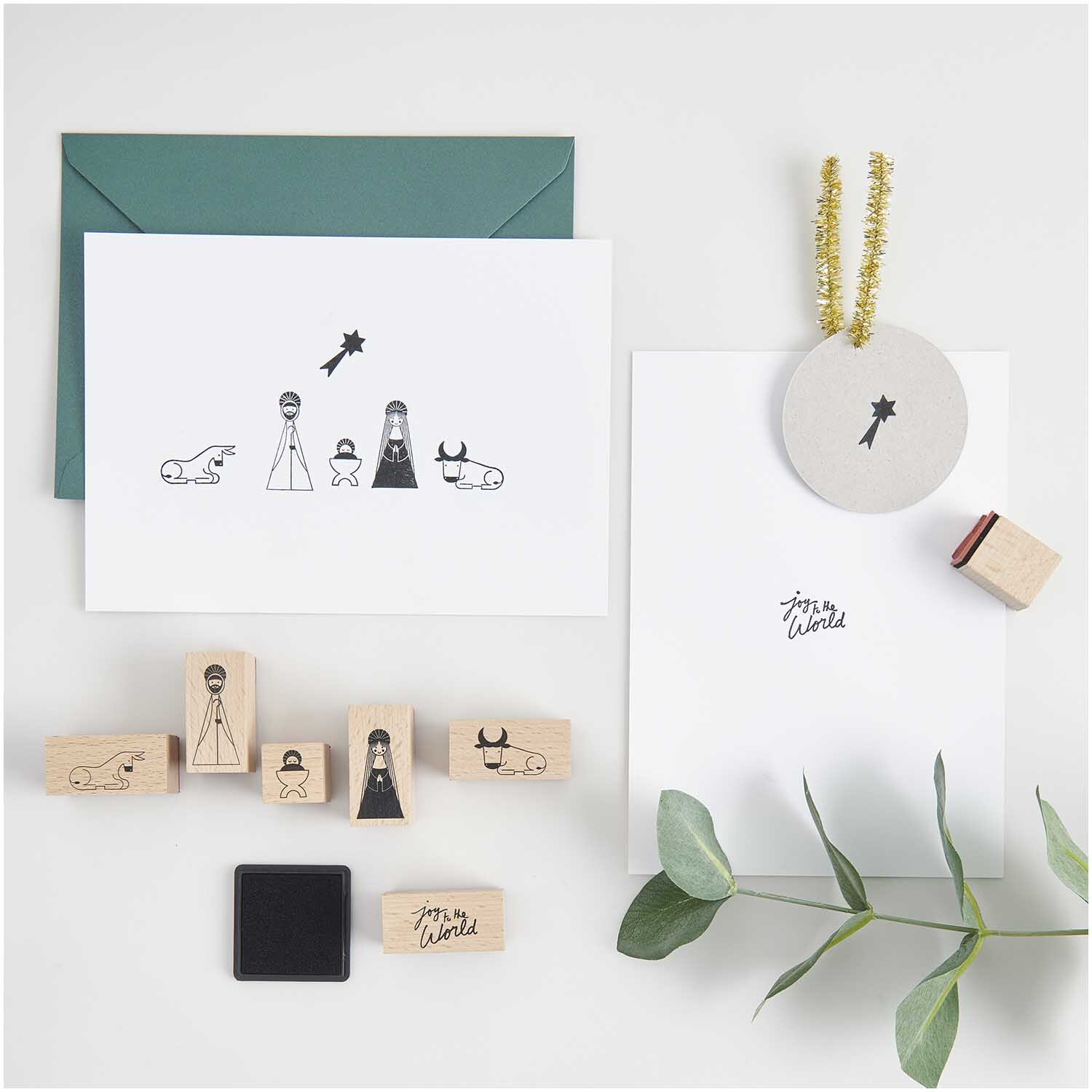 Paper Poetry Stempelset Holy Family 8-teilig von Rico Design Paper Poetry Stempelset Holy Family, 8-teilig, zeigt Krippenfiguren auf Karten mit Umschlag und Dekoration. Ideal für kreative Weihnachtsprojekte.