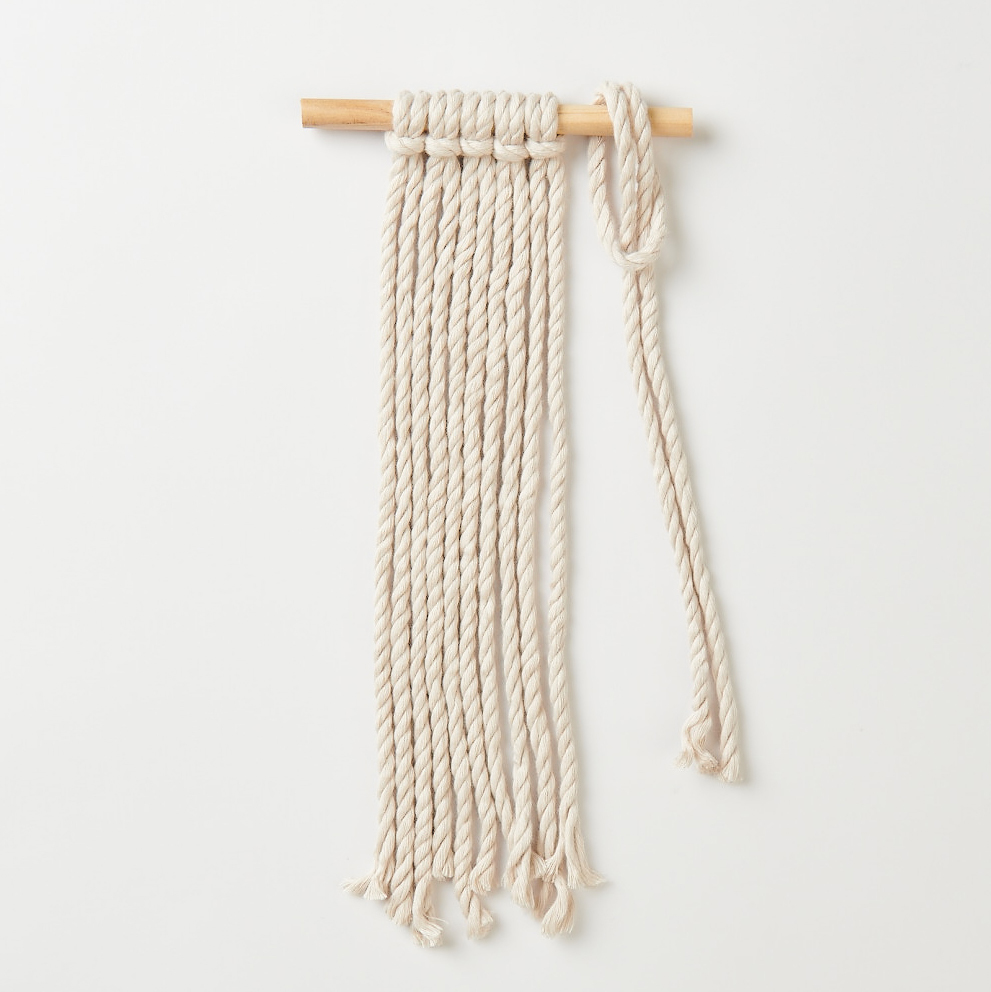 Macramé Set Tenture murale 13x13cm from Rico Design Makramee Set Wandbehang von Rico Design: Eleganter Wandbehang aus cremefarbenem Seil auf Holzstab. Ideal für stilvolle Wohnakzente.