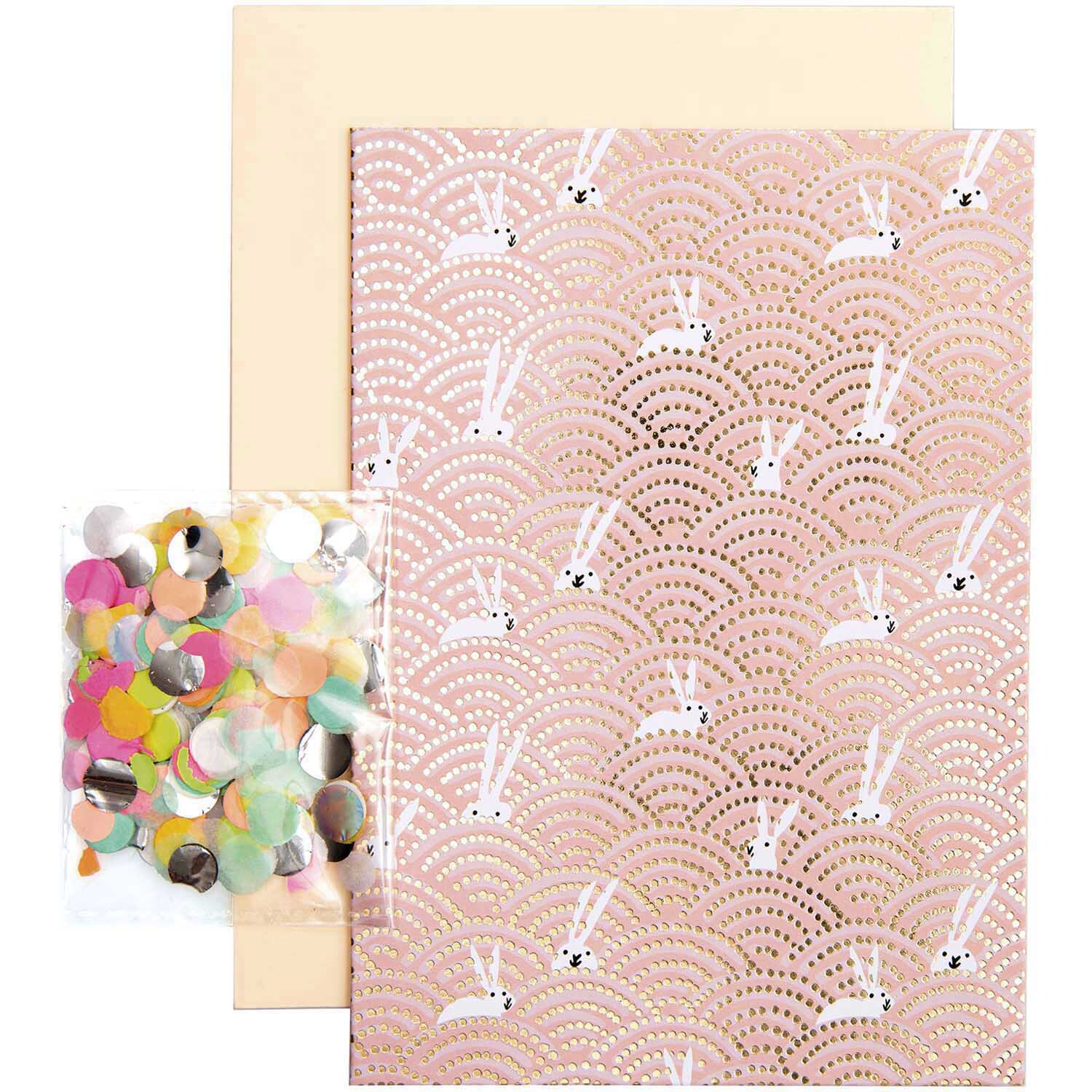 Paper Poetry Grußkartenset Bunny Hop zeigt ein rosa Kartendesign mit weißen Hasen und buntem Konfetti, ideal für kreative Grüße.