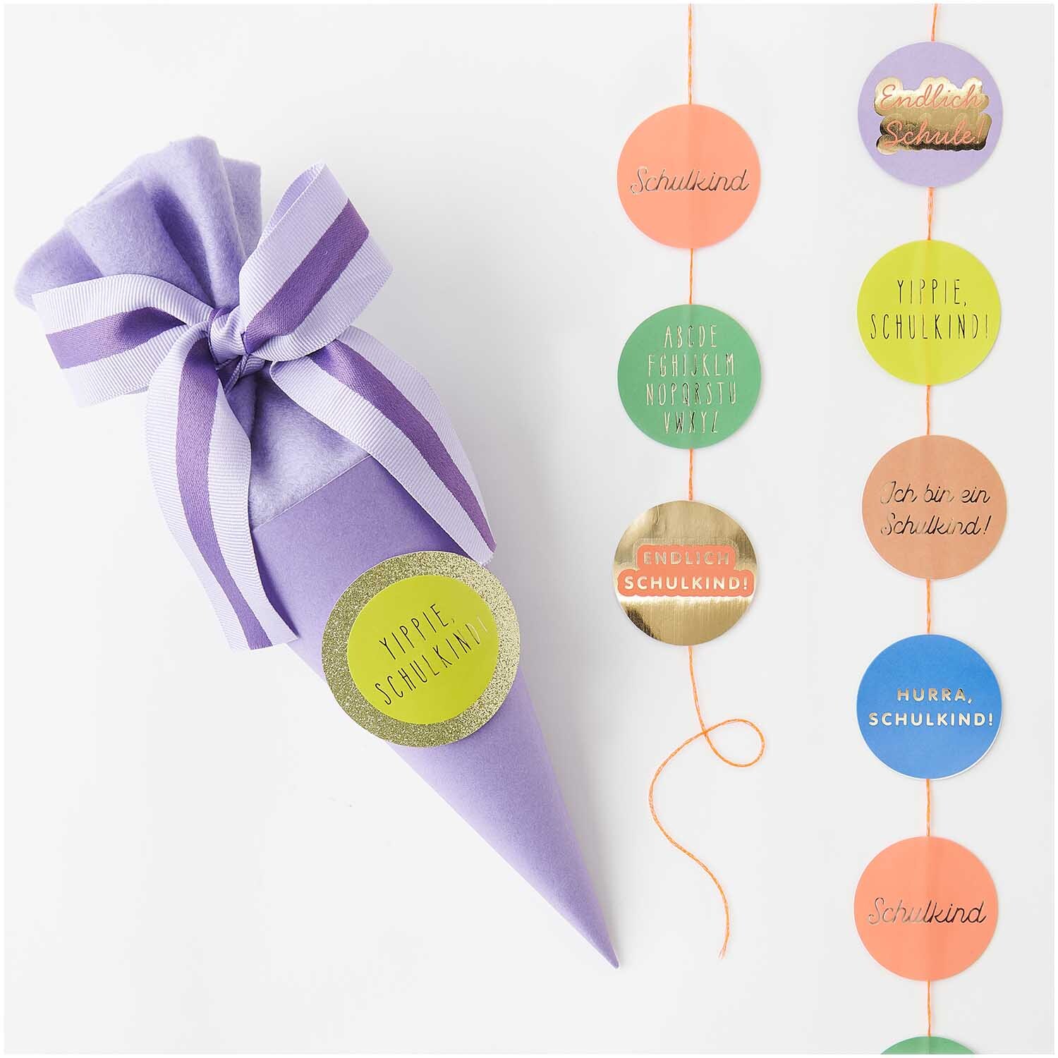 Paper Poetry Sticker Schulkind 100 Stück von Rico Design Paper Poetry Sticker Schulkind: Bunte Sticker auf einer lila Schultüte, ideal für den Schulanfang.