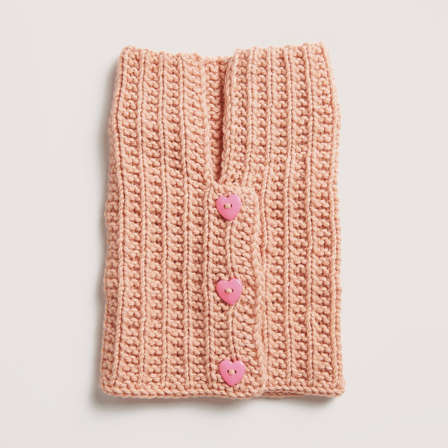 Essentials Mega Wool chunky 100g 115m Farbe Apricot von Rico Design Made by Me No. 21 Herbst-Winter Schal in Apricot mit pinken Herzknöpfen, gestrickt aus Essentials Mega Wool chunky.
