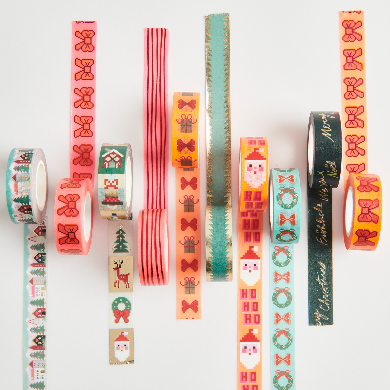 Paper Poetry Tape Put a Bow on It Pixel 1,5cmx10m von Rico Design Paper Poetry Tape Lines Neonpink/Rot: Verschiedene dekorative Klebebänder von Rico Design in Neonpink und Rot mit festlichen Mustern.