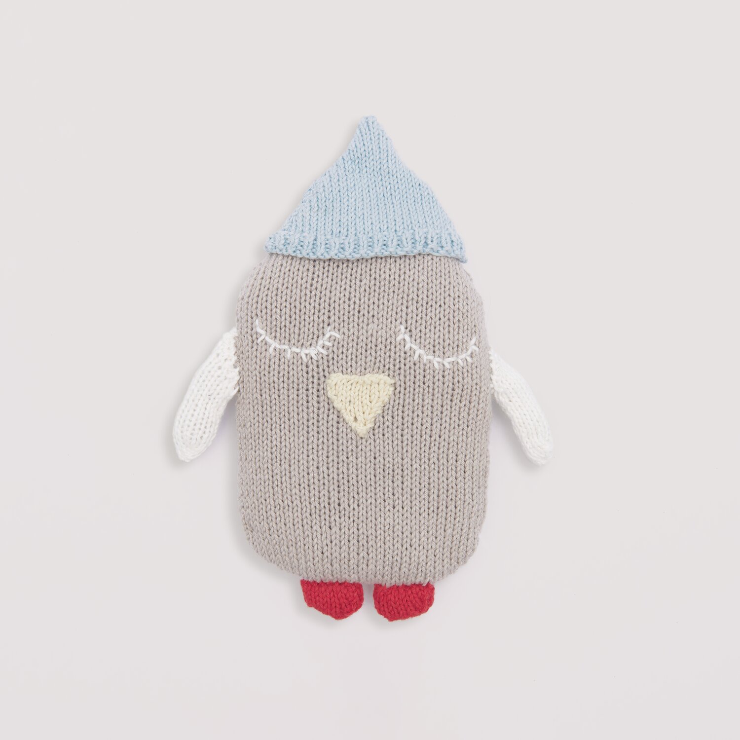 Baby Organic Cotton 50g 150m Farbe Himbeere von Rico Design Strickset Kuscheltier Pinguin Modell 19 zeigt einen grauen Pinguin mit hellblauer Mütze.