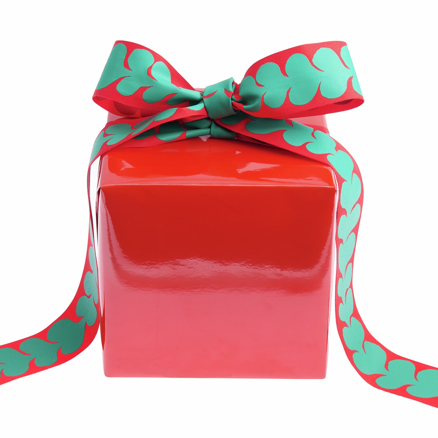 Taftband Midsommar Magic Klee 38mm 3m Farbe Rot von Rico Design Taftband Midsommar Magic Klee: Rotes Geschenk mit glänzendem Papier und dekorativer Schleife in Grün von Rico Design.