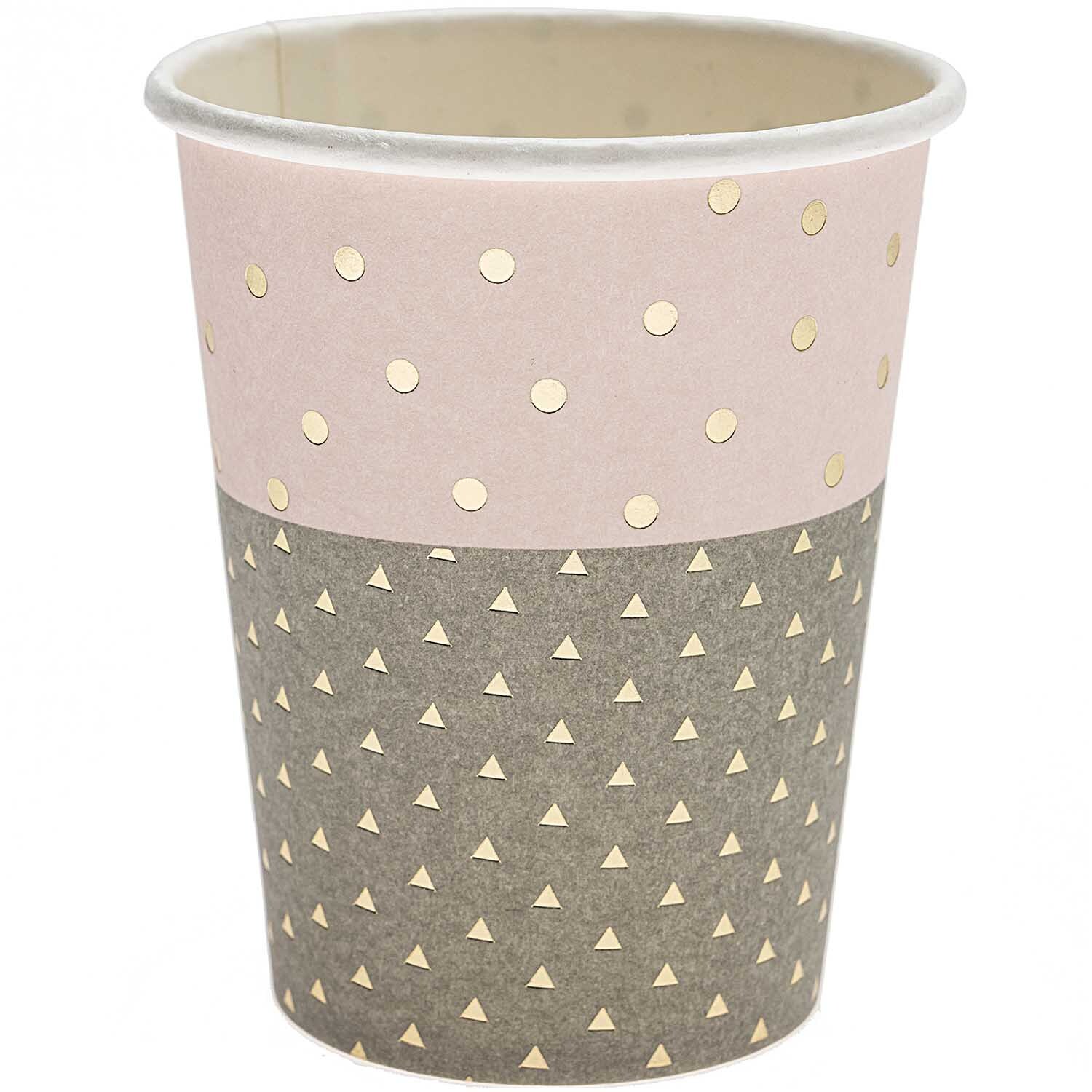 Pappbecher Konfetti rosa 12 Stück von Rico Design mit goldenen Punkten und Dreiecken auf rosa und grauem Hintergrund. Ideal für Partys.
