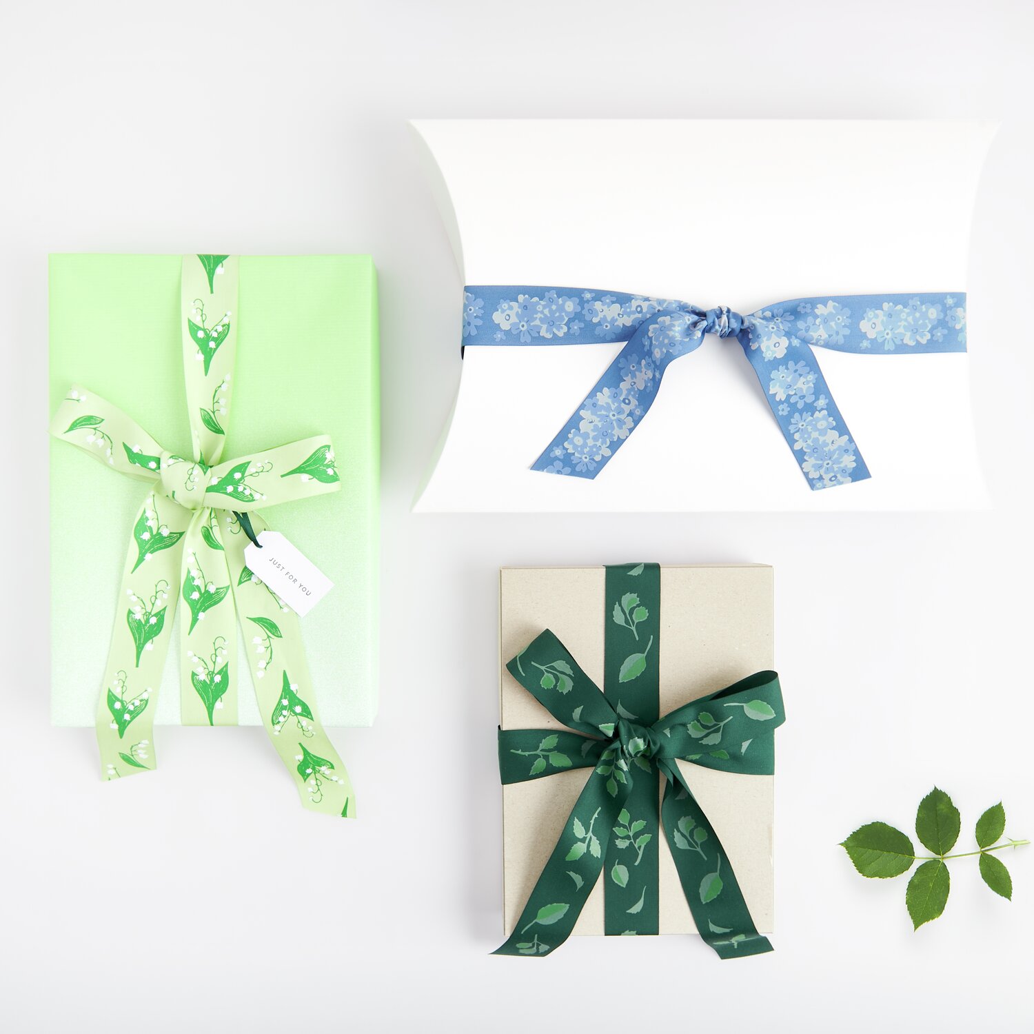Paper Poetry Taftband Blätter 38mmx3m von Rico Design Paper Poetry Taftband Schneeglöckchen: Drei Geschenke mit grünem, blauem und blättrigem Taftband von Rico Design.