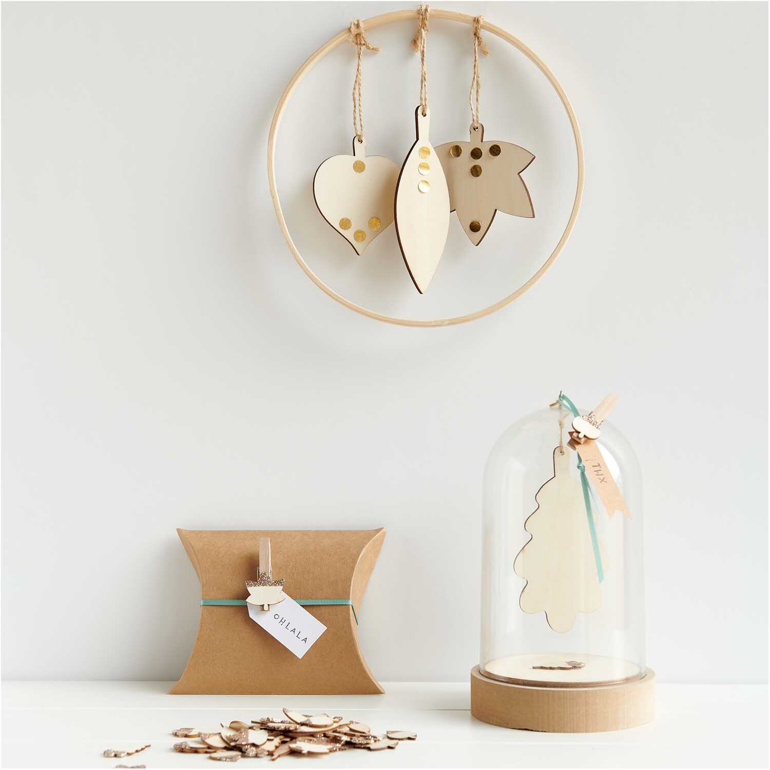 Holzanhänger Ahornblatt natur 7,7x7,9cm von Rico Design Holzanhänger Ahornblatt natur von Rico Design, dekorativ an einem Holzring hängend, mit weiteren Blattformen in einem minimalistischen Arrangement.