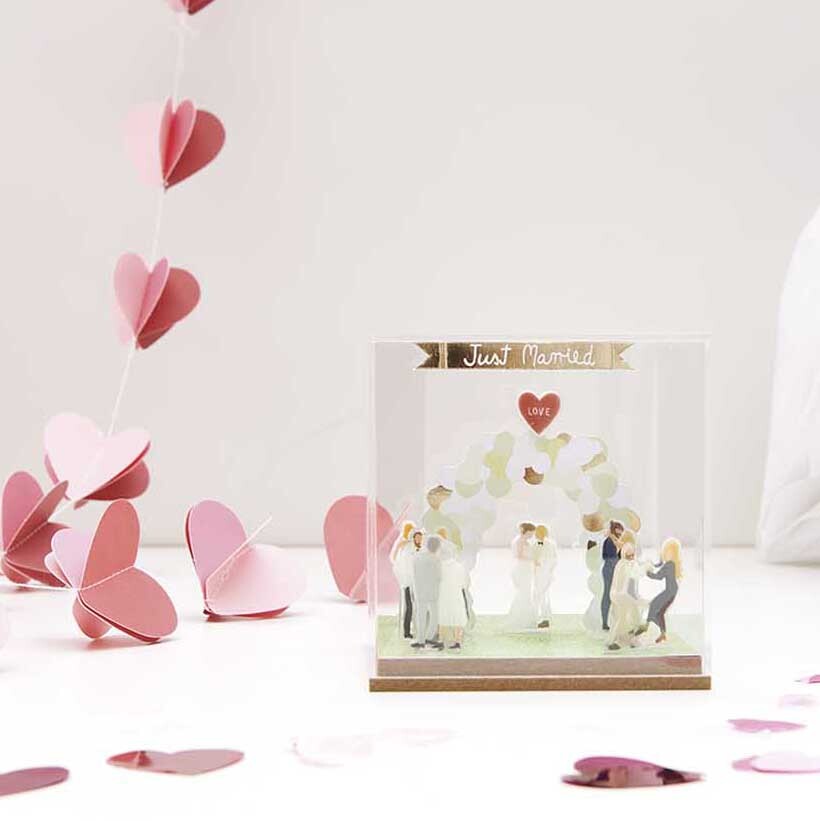 Figurico Gelsticker Hochzeit 2 von Rico Design Figurico Gelsticker Hochzeit 2 zeigt ein Hochzeitspaar mit Gästen vor einem Herzmotiv.