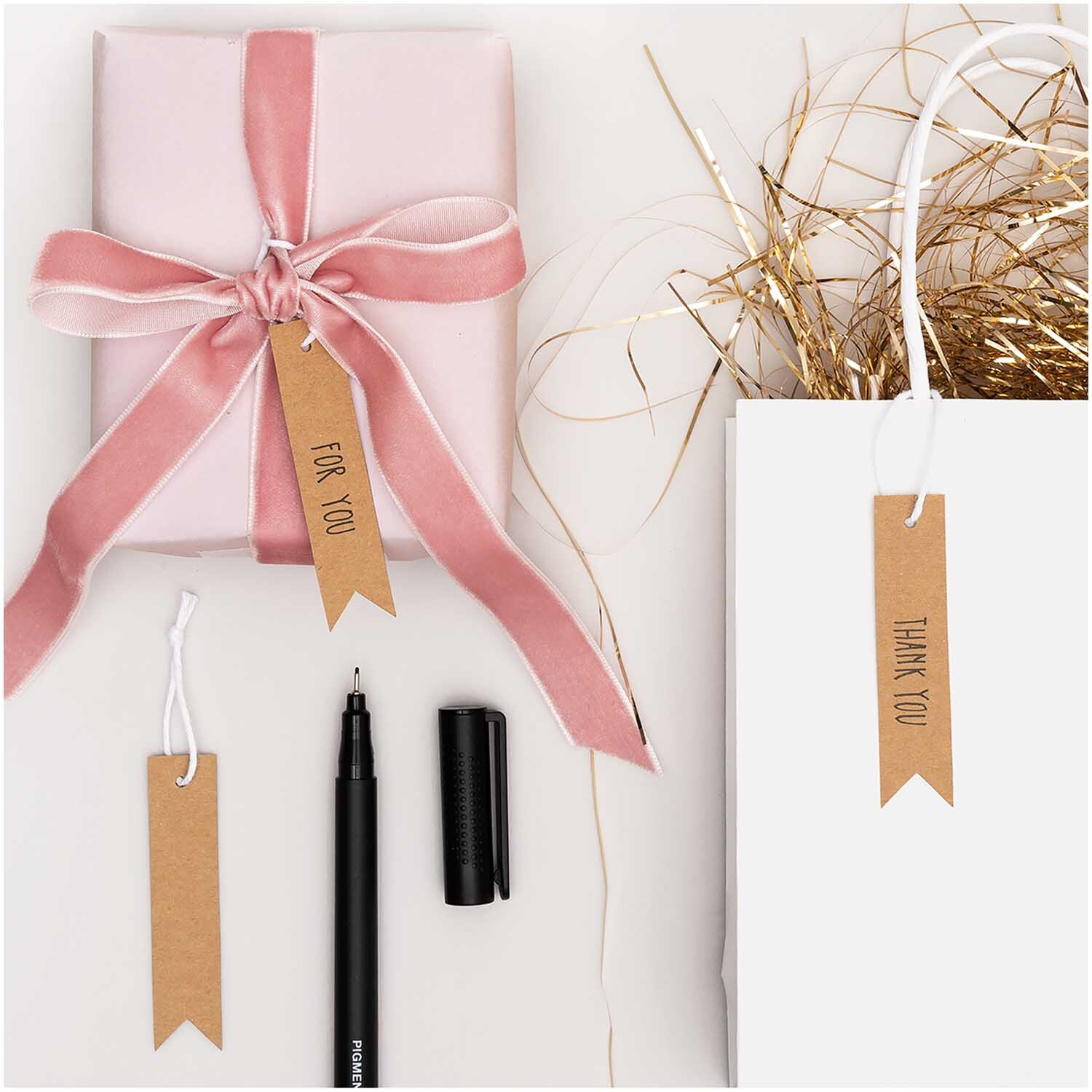 Paper Poetry Papieranhänger Kraftpapier lang 2x7cm 24 Stück von Rico Design Paper Poetry Papieranhänger aus Kraftpapier in Braun, dekorativ an Geschenk und Tüte befestigt.