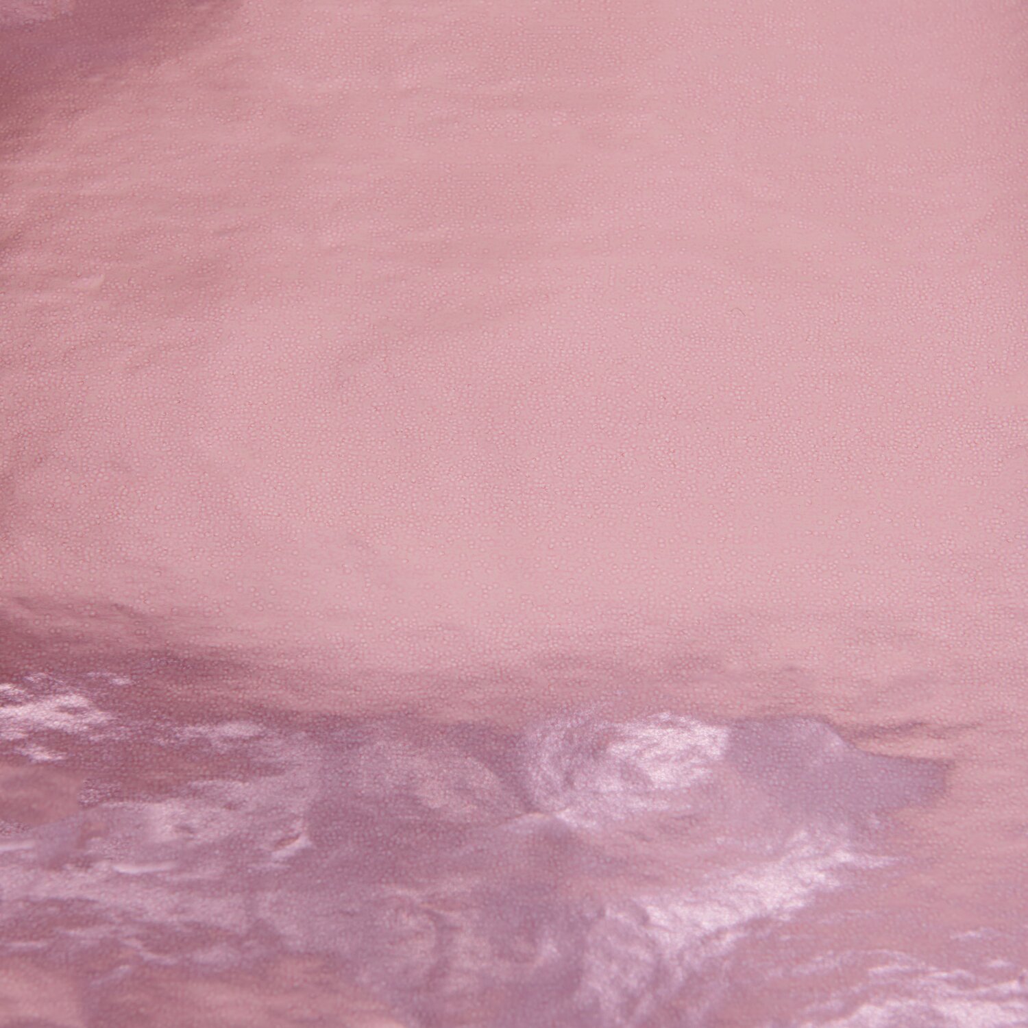 Geschenkpapier Metallic 70cm 2m 80g/m² Farbe Rosa von Rico Design Geschenkpapier Metallic, rosa, von Rico Design. Glänzende Oberfläche, ideal für stilvolle Verpackungen. Maße: 70cm x 2m, 80g/m².