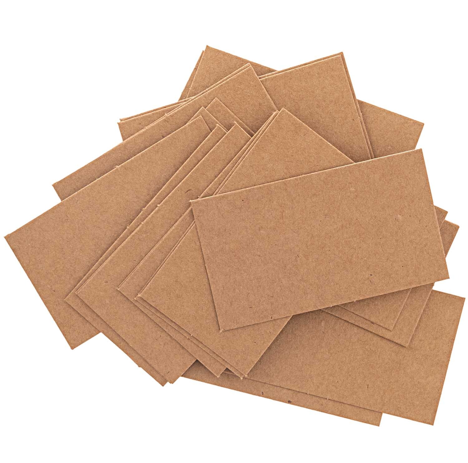 Paper Poetry Papierkärtchen aus Kraftpapier, 24 Stück von Rico Design, gestapelt auf weißem Hintergrund.