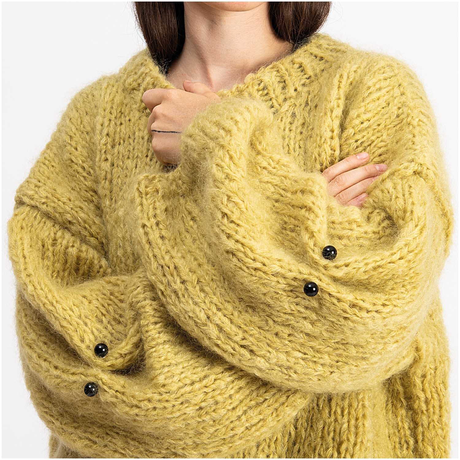 Zwei-Perlen-Pin 48mm 1 Stück Farbe Schwarz von Rico Design Zwei-Perlen-Pin 48mm 1 Stück: Frau in gelbem Strickpullover mit schwarzen Perlen-Pins von Rico Design.