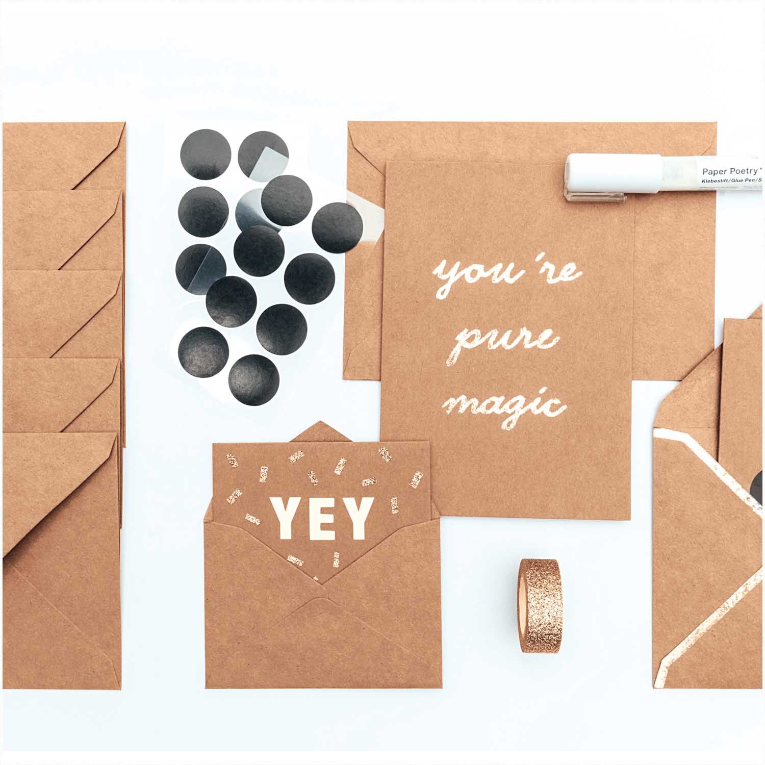 Paper Poetry Kartenset Basic Kraftpapier C7/A7, 30-teilig, zeigt braune Umschläge und Karten mit dekorativen Elementen und einem weißen Stift.