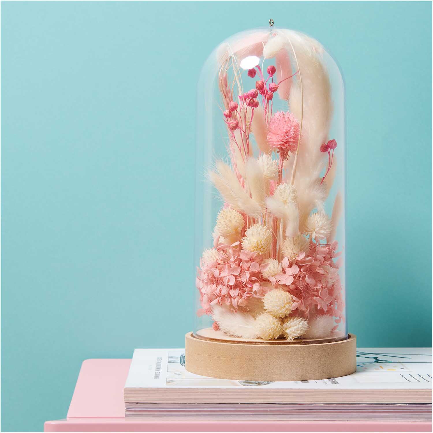 Getrocknete japanische Karde natur 60-75cm 50g von Rico Design Getrocknete japanische Karde in Glasvase mit rosa und weißen Blüten, dekorativ arrangiert auf Büchern. Ideal für stilvolle Wohnräume.