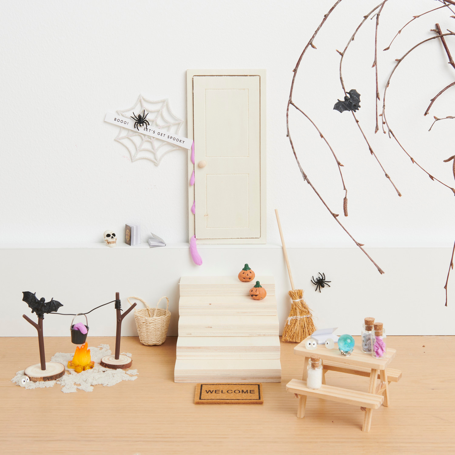 Miniatur Halloween Dekoration Set von Rico Design Miniatur Halloween Dekoration Set mit rundem Korb, Treppe, Kürbissen und Spinnennetz von Rico Design.