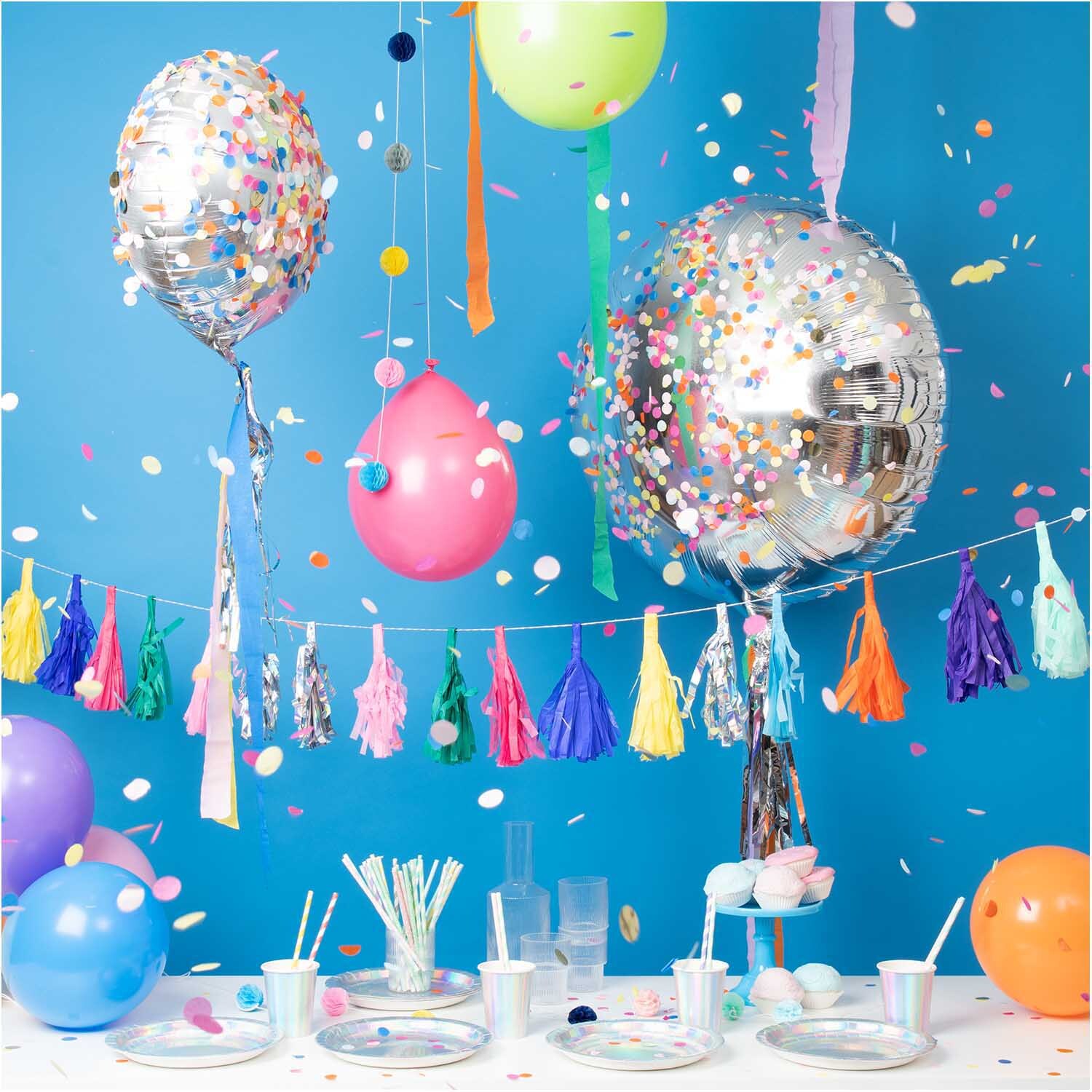 Konfetti Mix Party 20g von Rico Design Konfetti Mix Party 20g: Bunte Partydekoration mit Luftballons, Konfetti und farbenfrohen Girlanden vor blauem Hintergrund. Ideal für festliche Anlässe.