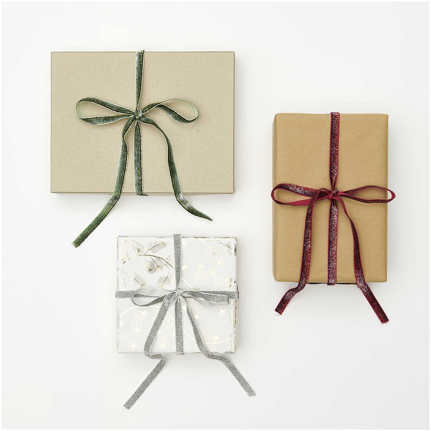 Paper Poetry Glitzerband 10mm 3m Farbe Irisierend von Rico Design Paper Poetry Glitzerband 10mm 3m von Rico Design, irisierend, verziert drei elegant verpackte Geschenke.