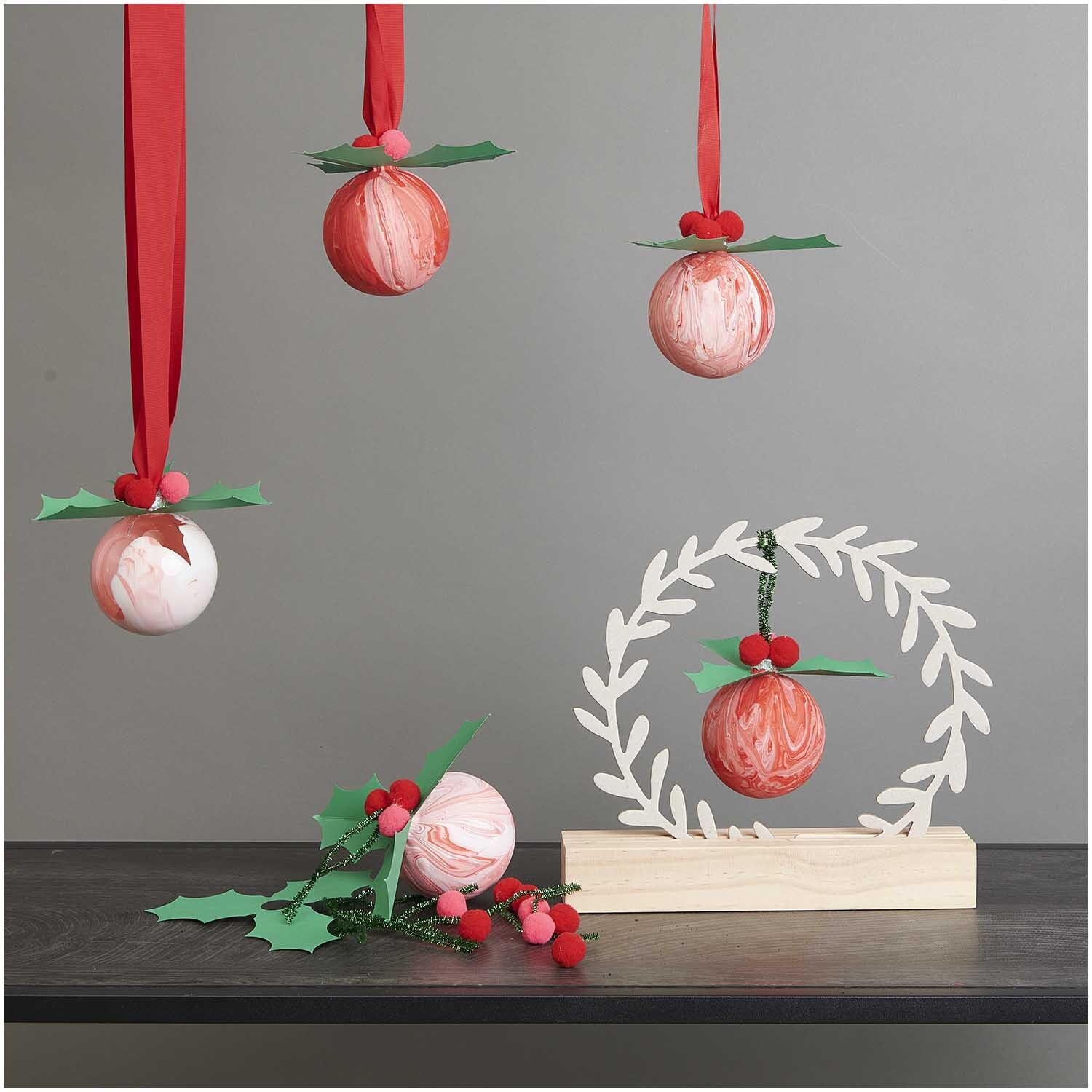 Glaskugel Baumschmuck einfarbig 8cm Farbe Klar Transparent von Rico Design Glaskugel Baumschmuck einfarbig 8cm von Rico Design, dekoriert mit roten Bändern und grünen Blättern. Ideal für festliche Dekorationen.