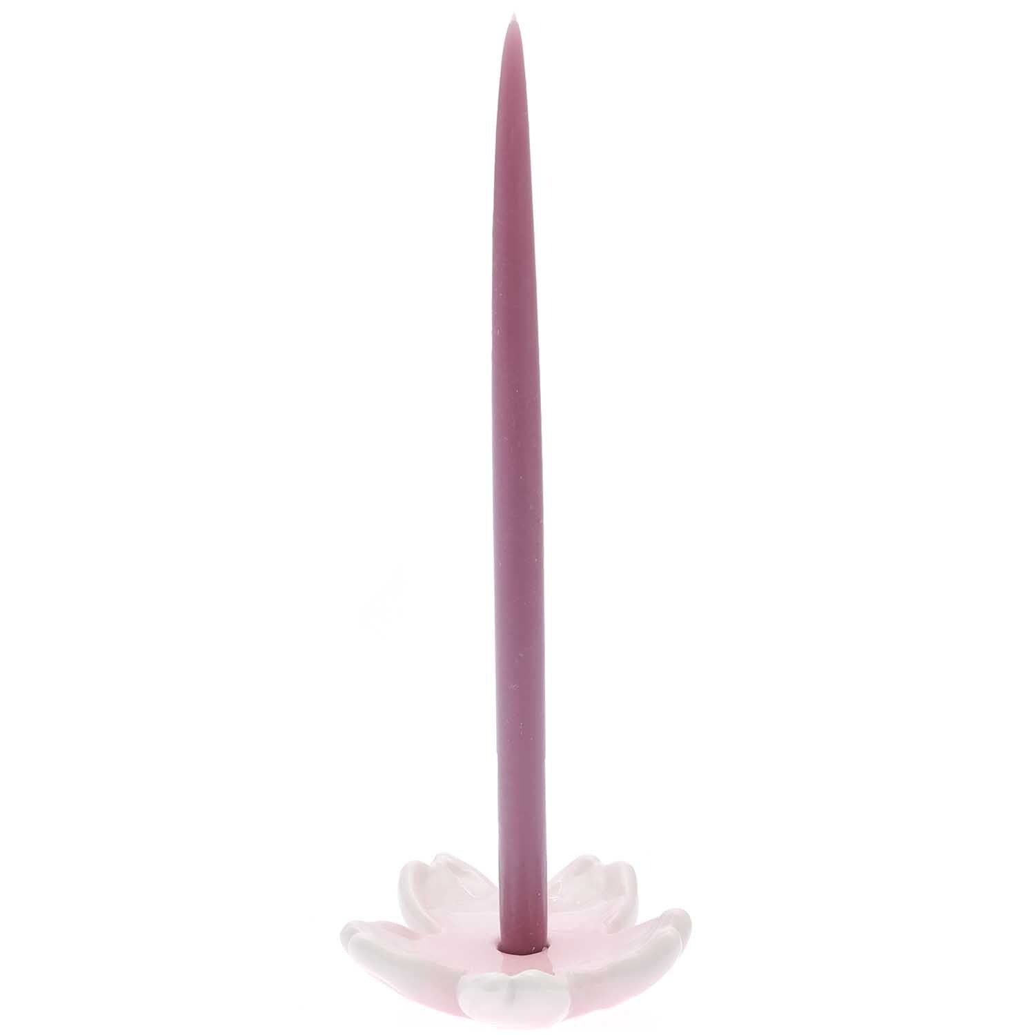 Spitzkerzen 1,4x28cm 2 Stück in Mauve von Rico Design, elegant in einem blütenförmigen Kerzenhalter.