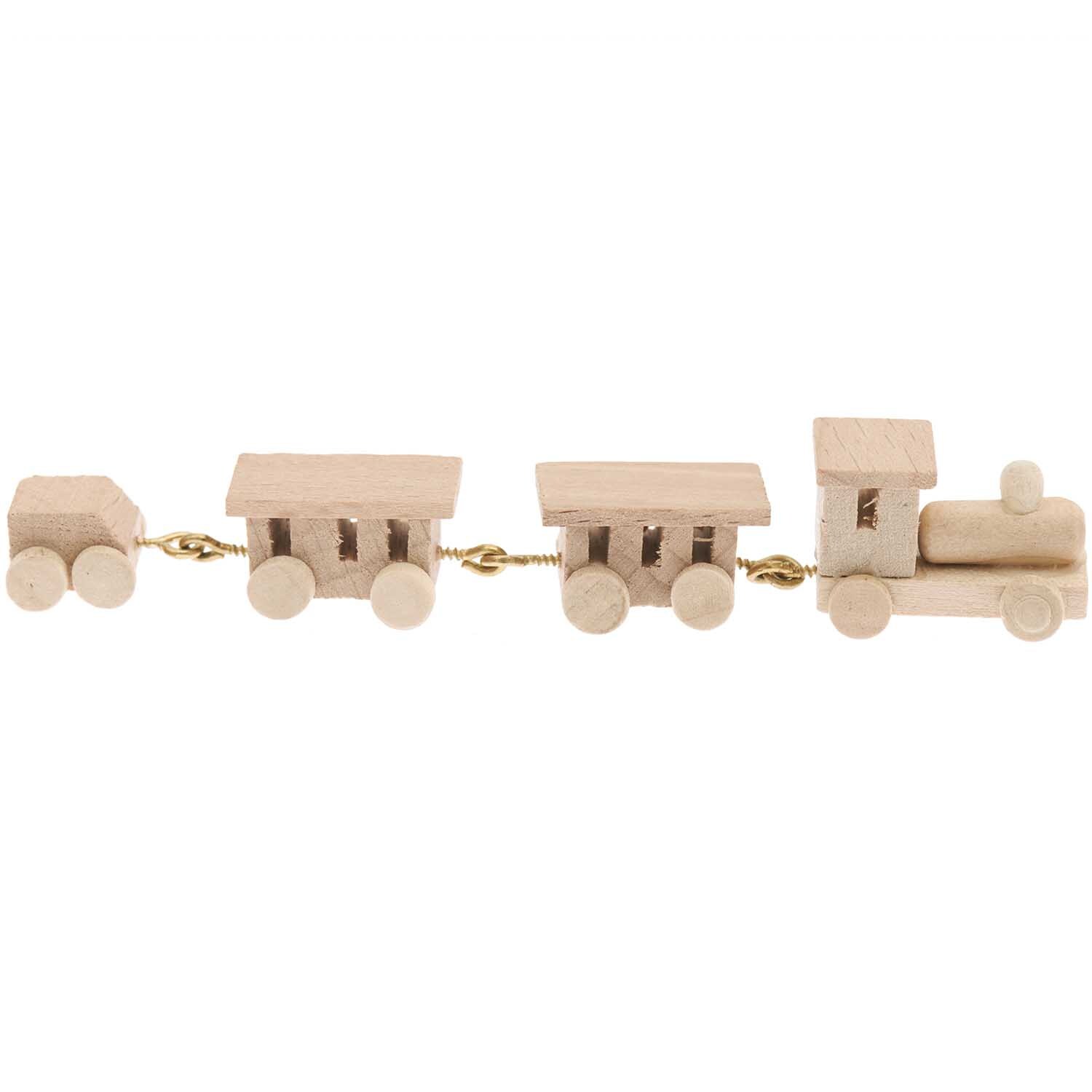 Miniatur Holz-Eisenbahn aus hellem Holz mit Lokomotive und zwei Waggons, verbunden durch Metallhaken. Ideal für Sammler und Dekoration.