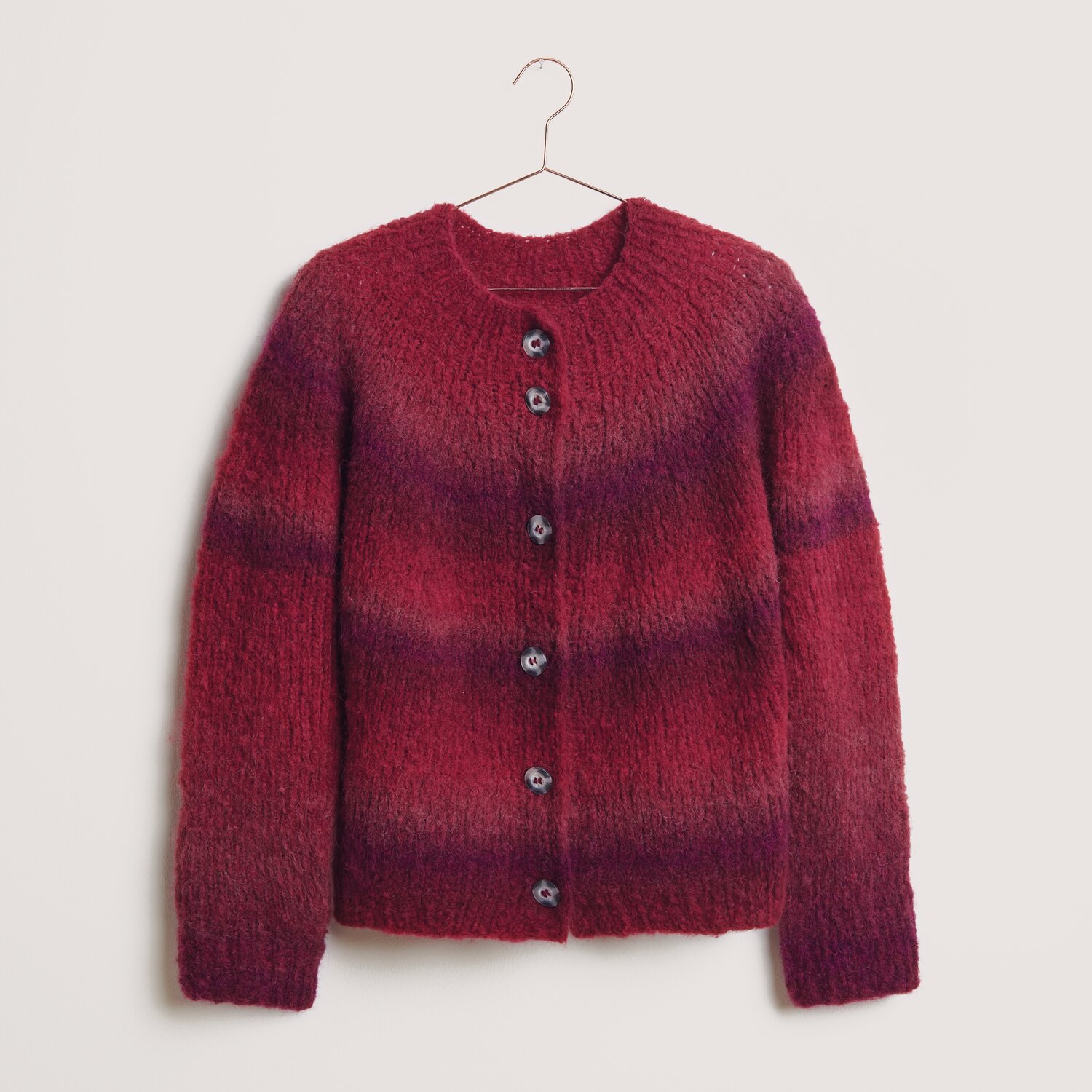 Fashion Alpaca Superfine Heavens Big Cloud 100g 280m Couleur Red Berries from Rico Design Fashion Alpaca Superfine Heavens Big Cloud: Roter Strickpullover mit Knöpfen, aus weicher Wolle, hängend an einem Kleiderbügel.