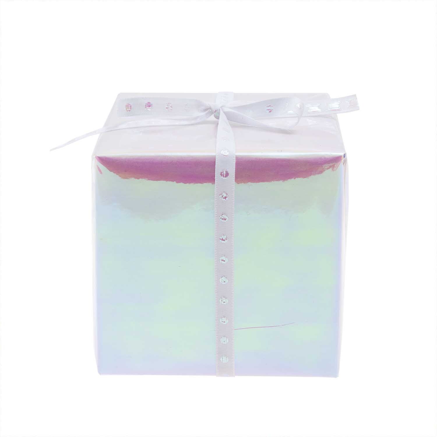 Geschenkfolie transparent irisierend 0,7x2m von Rico Design Geschenkfolie transparent irisierend von Rico Design, umhüllt ein Geschenk mit schimmerndem Effekt.