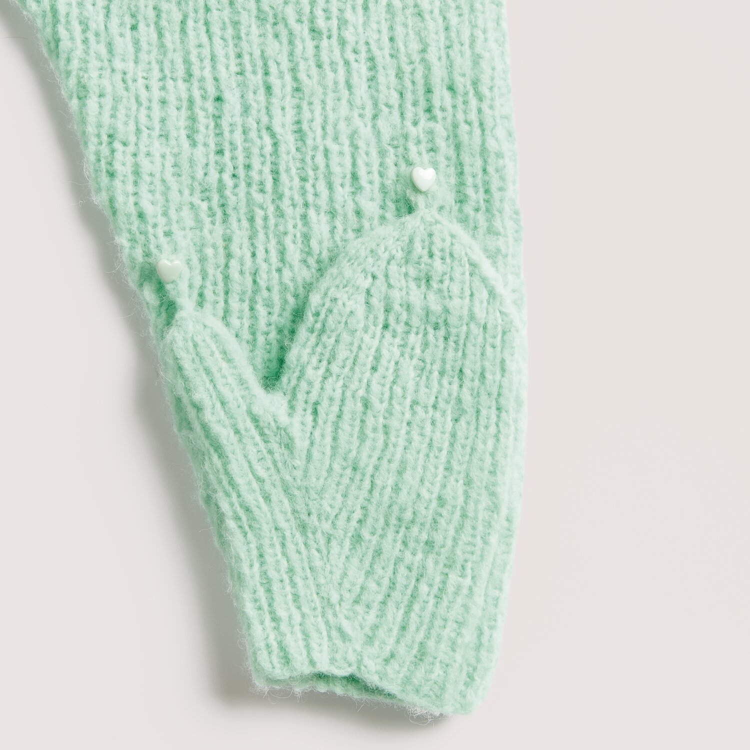 Luxury Pure Baby Alpaca 50g 150m Farbe Mint von Rico Design Made by Me No. 21 Herbst-Winter, gestrickter mintfarbener Handschuh aus Baby Alpaka, Detailansicht.